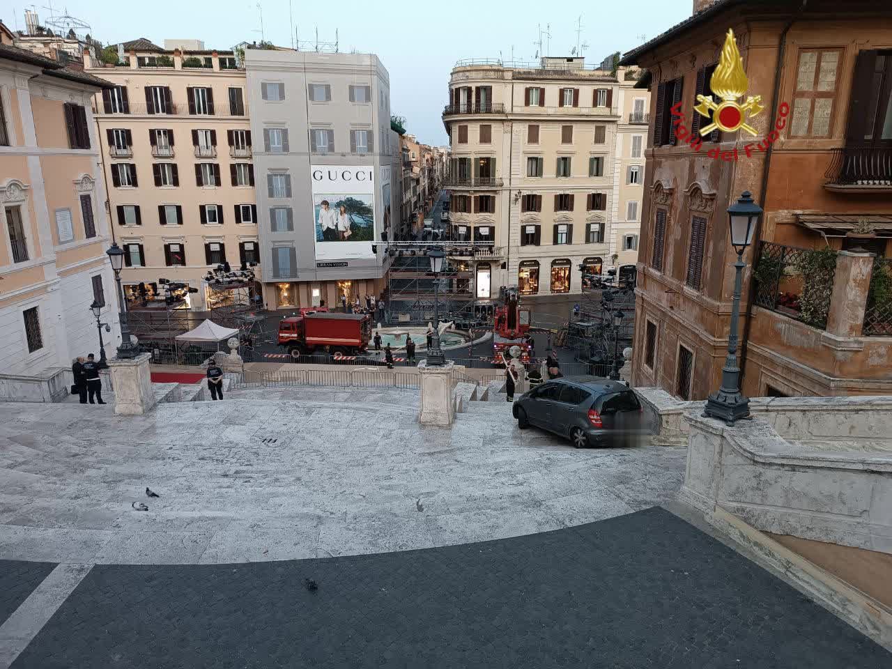 FOLLIA A ROMA: 81ENNE SCENDE LA SCALINATA DI TRINITÀ DEI MONTI CON L’AUTO