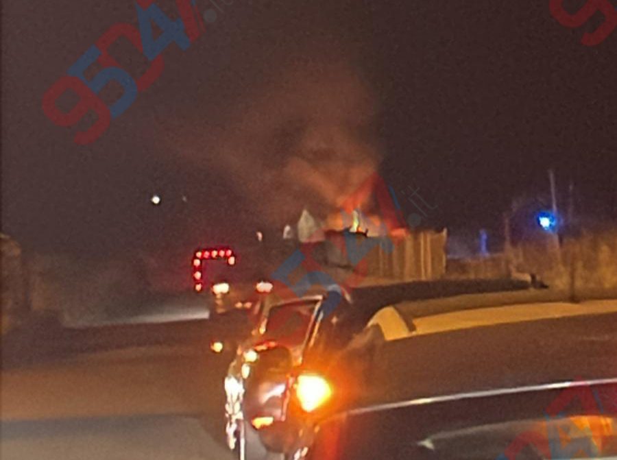 INCENDIO NEL TERRENO DI FRONTE A ETNAPOLIS: FIAMME ALTE E INTERVENTO DEI VIGILI DEL FUOCO