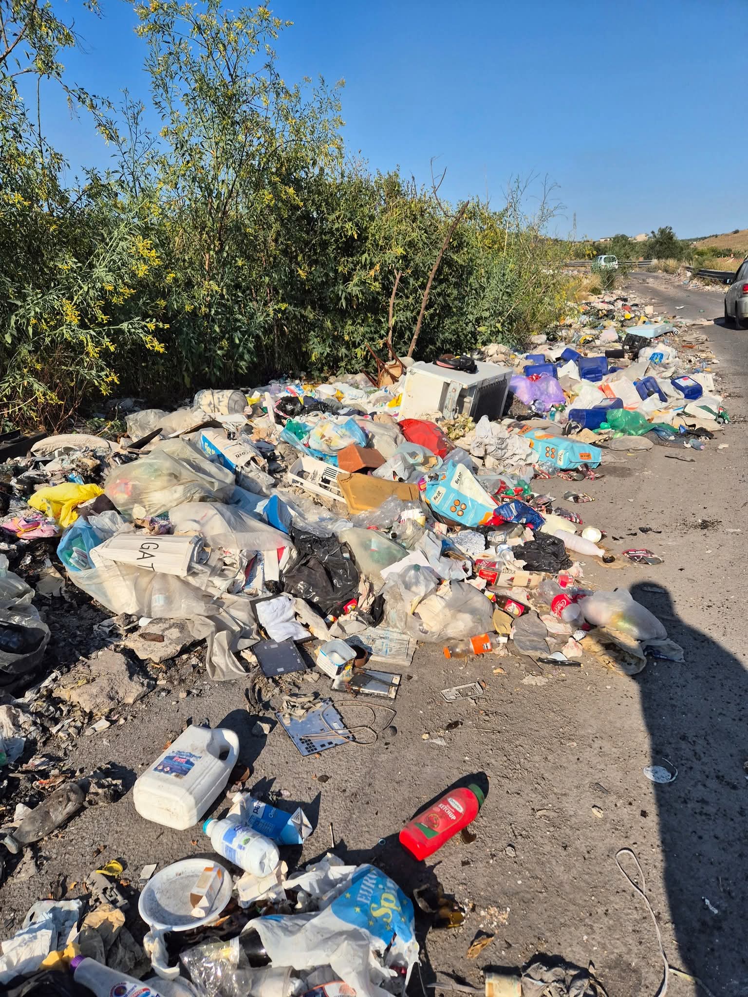 PATERNO'. Discarica abusiva a cielo aperto in contrada Sella Grande: l’appello dei residenti alle autorità