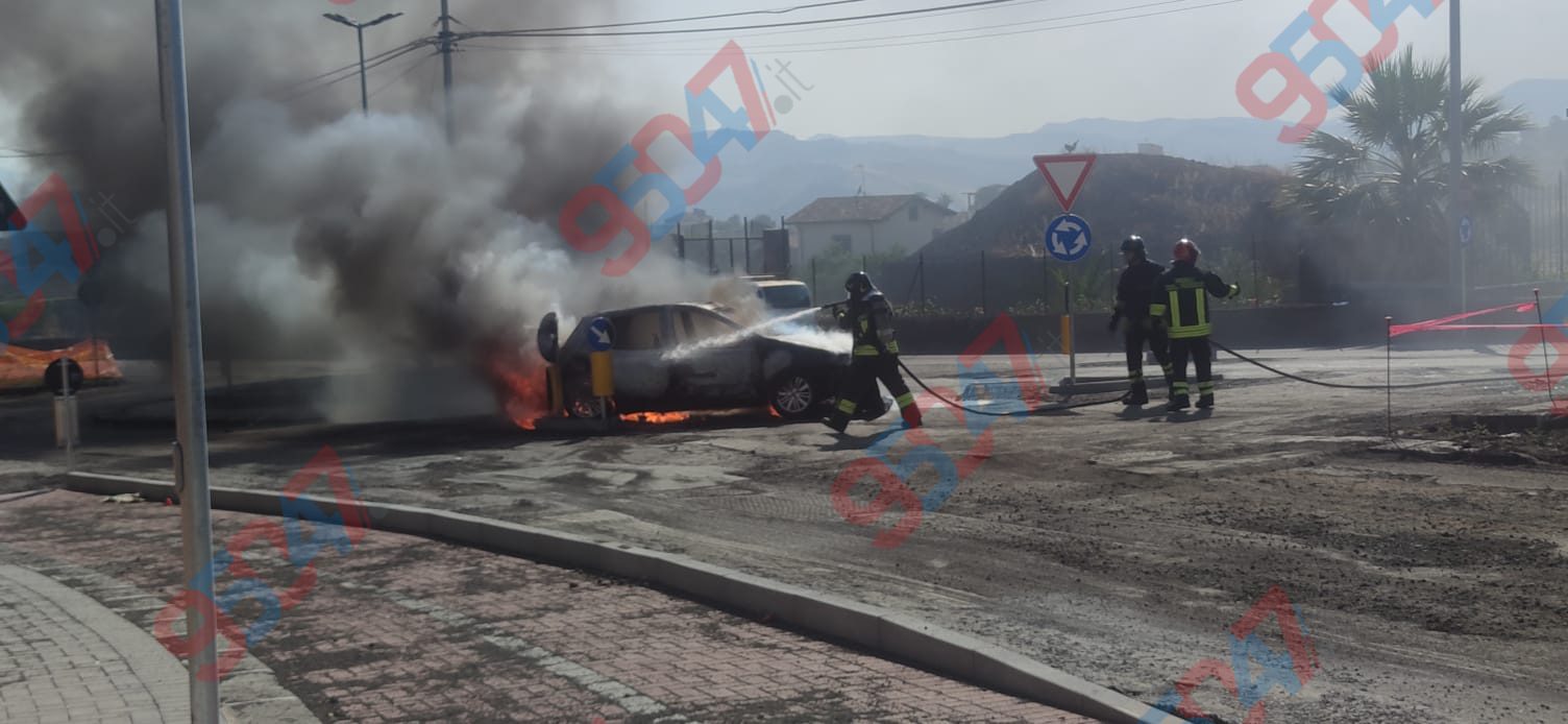 Paternò, pomeriggio movimentato: auto in fiamme e incidente con tir nel giro di pochi minuti
