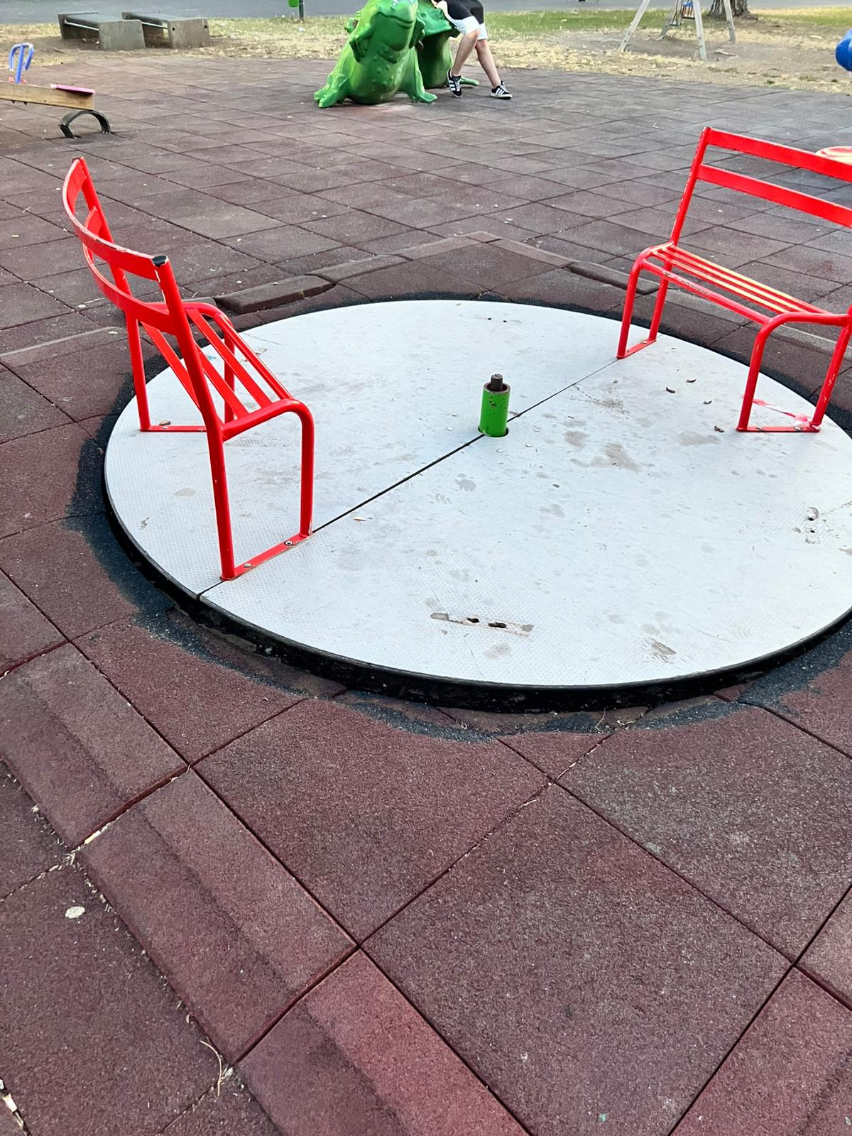 “Il Parco del Sole è una schifezza”: la segnalazione di un cittadino denuncia il degrado dell’area giochi a Paternò