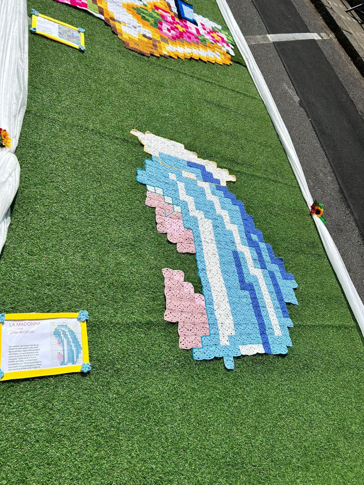 FINO A DOMANI A RAGALNA L’ESPOSIZIONE “UN FILO CHE UNISCE”: 22.000 TASSELLI ALL’UNCINETTO PER CELEBRARE IL CORPUS DOMINI