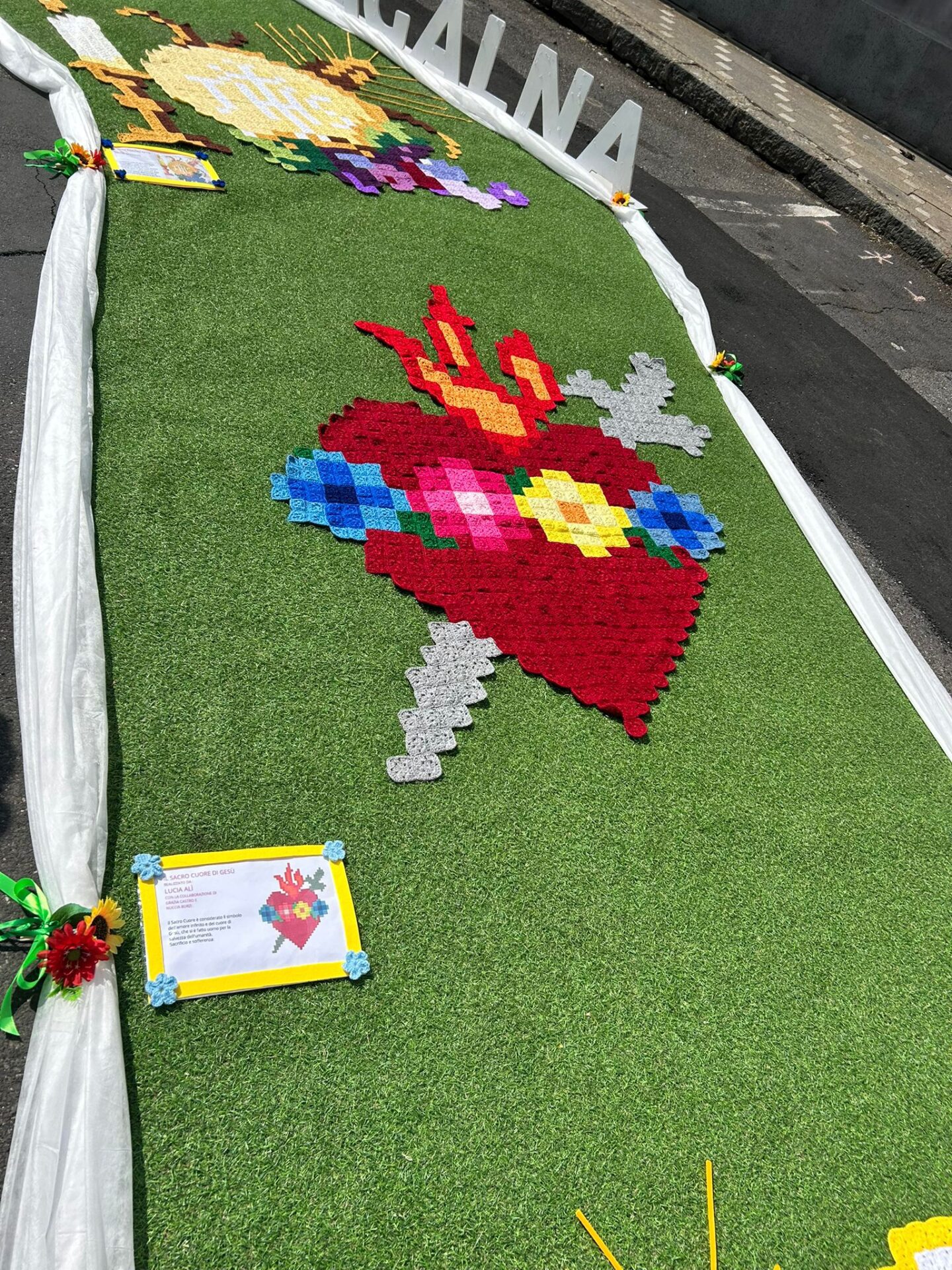 FINO A DOMANI A RAGALNA L’ESPOSIZIONE “UN FILO CHE UNISCE”: 22.000 TASSELLI ALL’UNCINETTO PER CELEBRARE IL CORPUS DOMINI