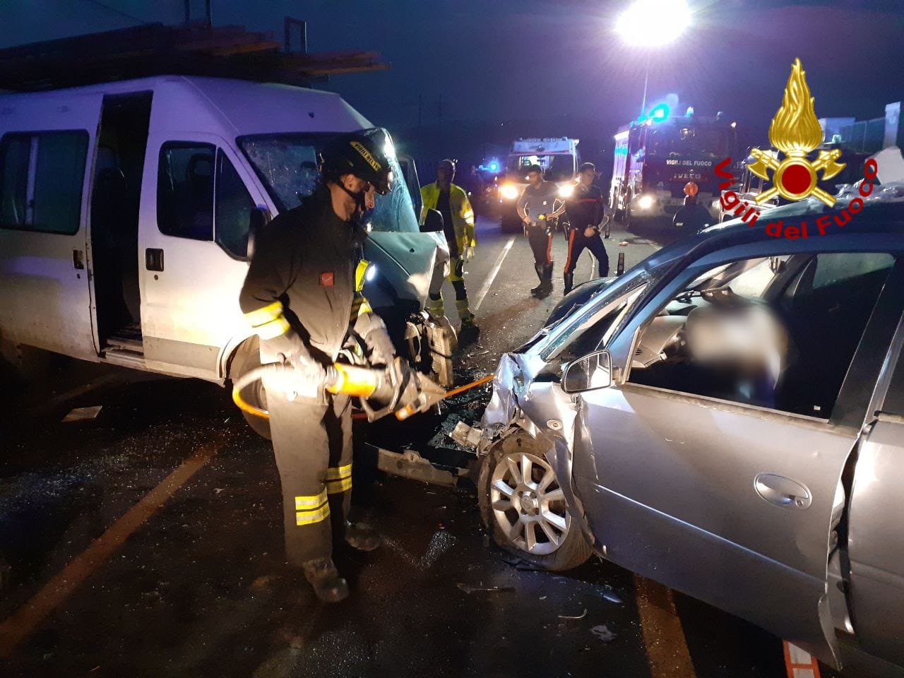 GRAVE INCIDENTE STRADALE ALL’ALBA A PALAGONIA: OTTO FERITI NELLO SCONTRO TRA UN’AUTO E UN FURGONE DI BRACCIANTI AGRICOLI