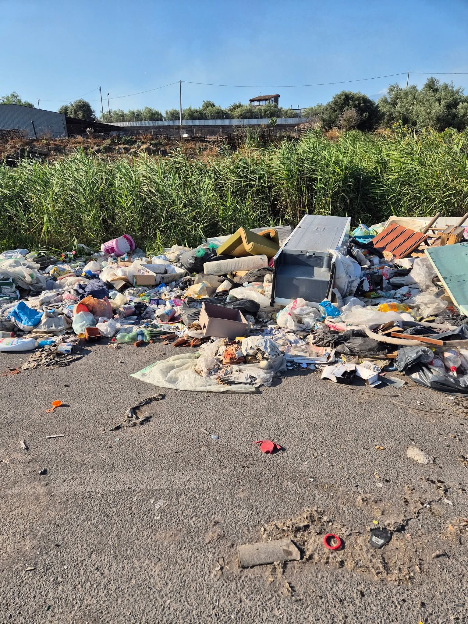 PATERNO'. Discarica abusiva a cielo aperto in contrada Sella Grande: l’appello dei residenti alle autorità