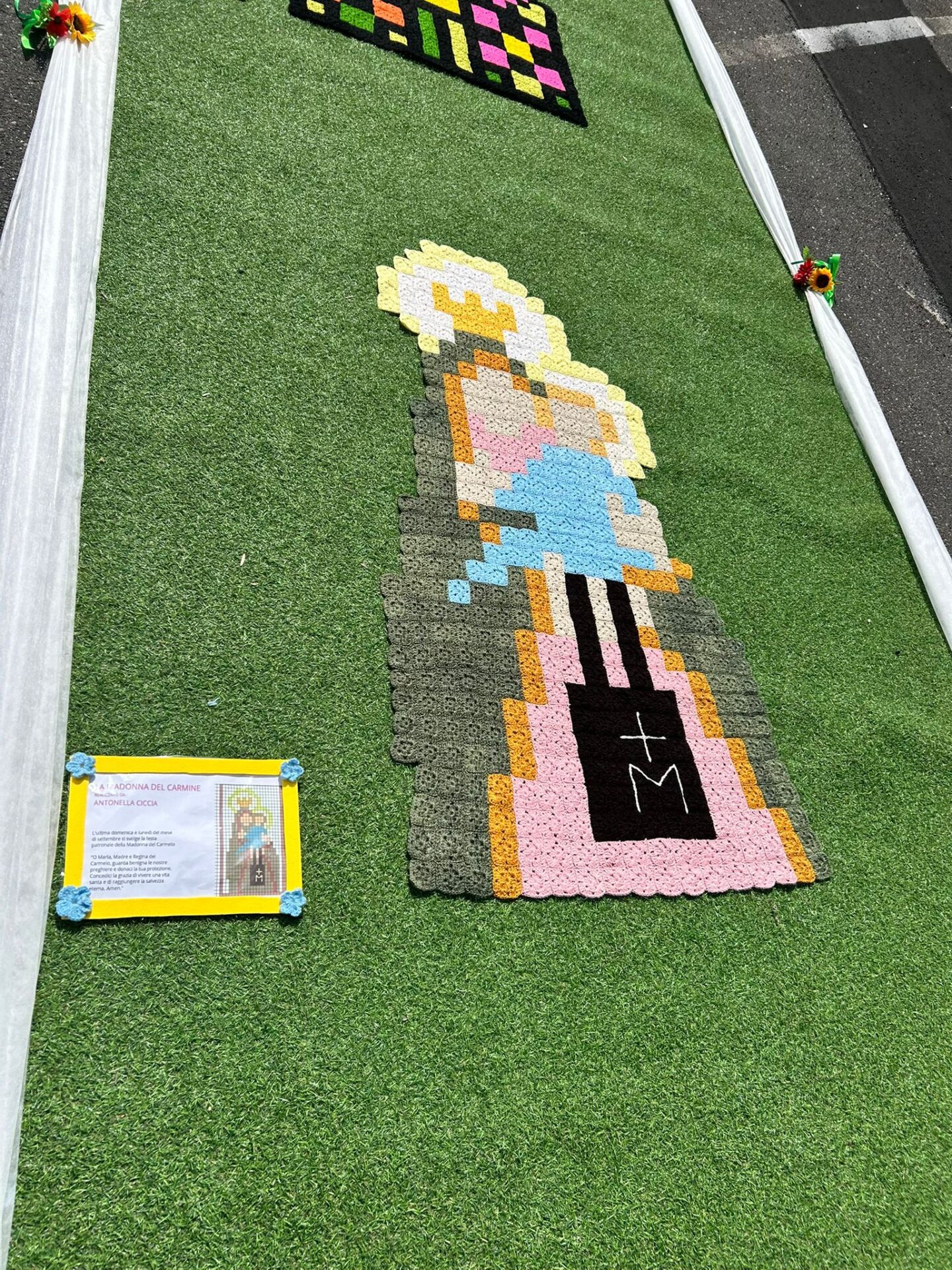 GRANDE SUCCESSO PER L’ESPOSIZIONE ALL’UNCINETTO DELLE DONNE DI RAGALNA: OGGI L’ULTIMO GIORNO PER VISITARLA