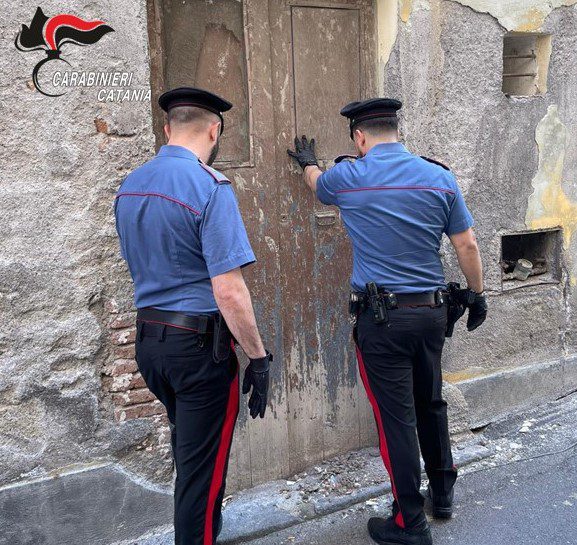 PATERNO'. CONTROLLI CONTRO L’IMMIGRAZIONE IRREGOLARE: FERMATI 6 STRANIERI E SEQUESTRATI OLTRE 200 ALIMENTI ILLEGALI IN UN MARKET ETNICO