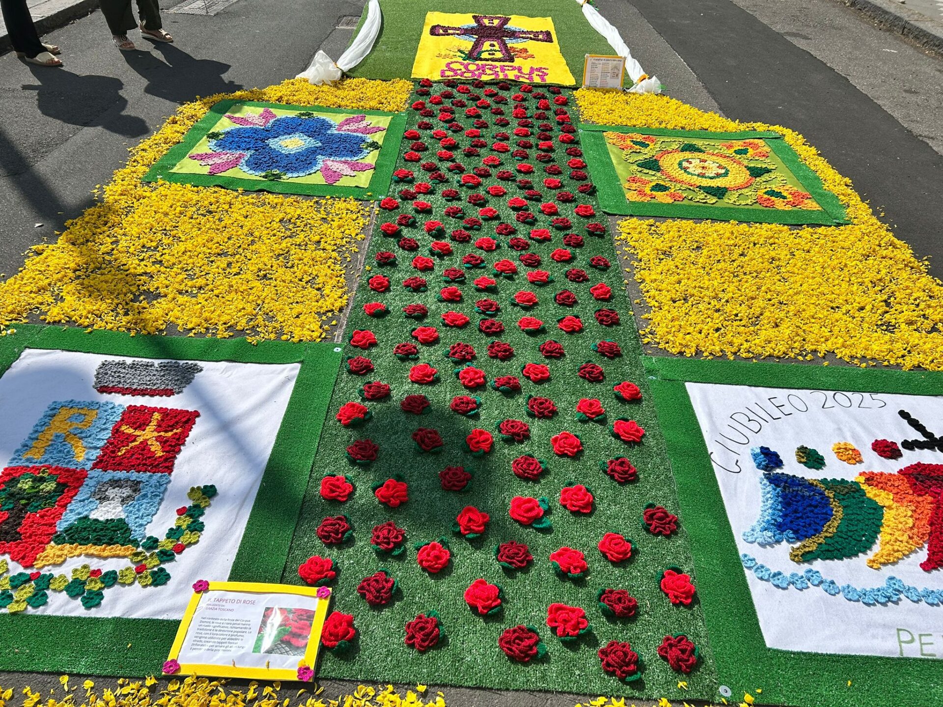 FINO A DOMANI A RAGALNA L’ESPOSIZIONE “UN FILO CHE UNISCE”: 22.000 TASSELLI ALL’UNCINETTO PER CELEBRARE IL CORPUS DOMINI