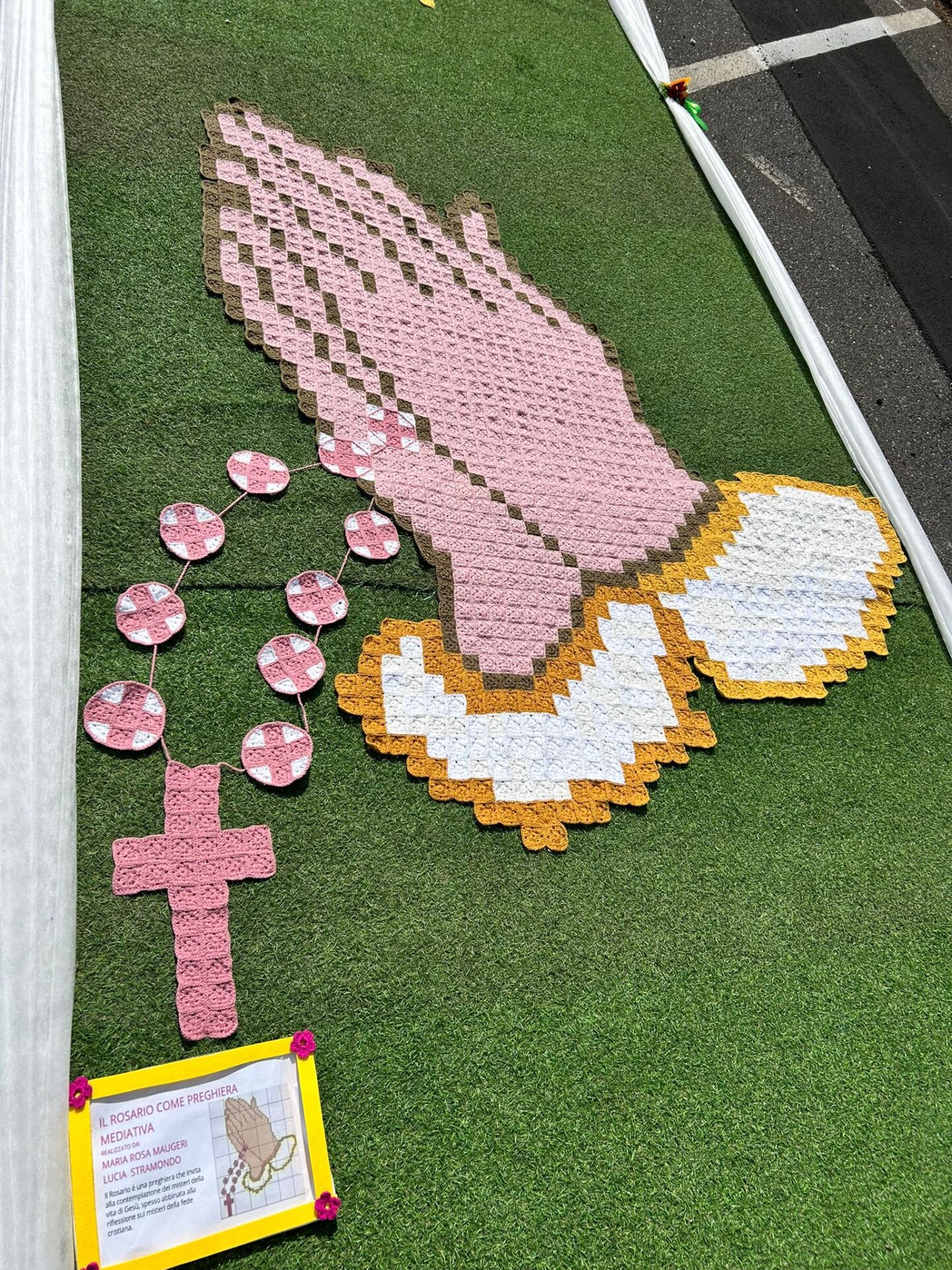 GRANDE SUCCESSO PER L’ESPOSIZIONE ALL’UNCINETTO DELLE DONNE DI RAGALNA: OGGI L’ULTIMO GIORNO PER VISITARLA