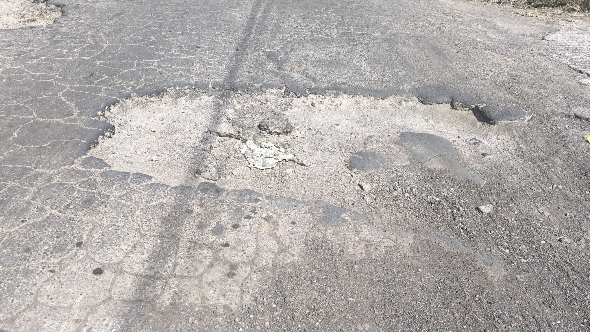 TORNA L’ALLARME BUCHE SULLA “SALITA DELLE TRE CASE”: PERICOLO LUNGO VIA SCALA VECCHIA TRA PATERNÒ E BELPASSO