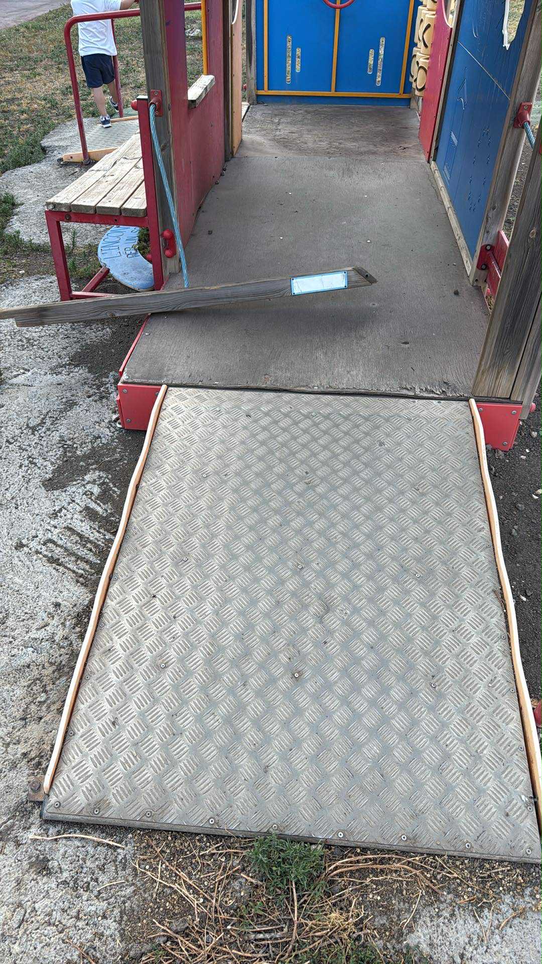 SEGNALAZIONE DEI GENITORI: PATERNÒ, EMERGENZA SICUREZZA AL PARCO GIOCHI DI VIALE DEI PLATANI