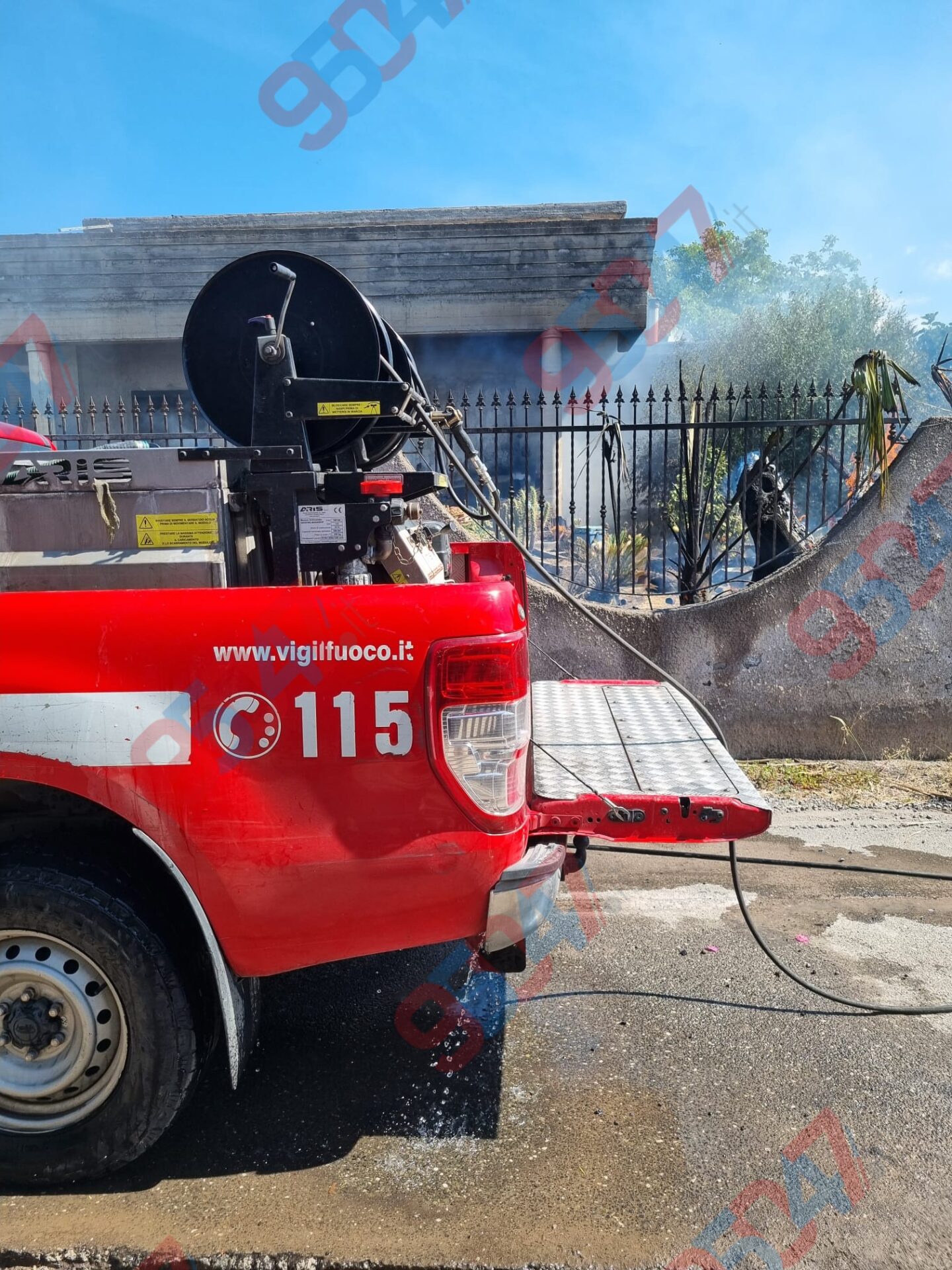 BELPASSO, INCENDIO IN UNA VILLETTA A PALAZZOLO: VIGILI DEL FUOCO DOMANO LE FIAMME, NESSUN FERITO