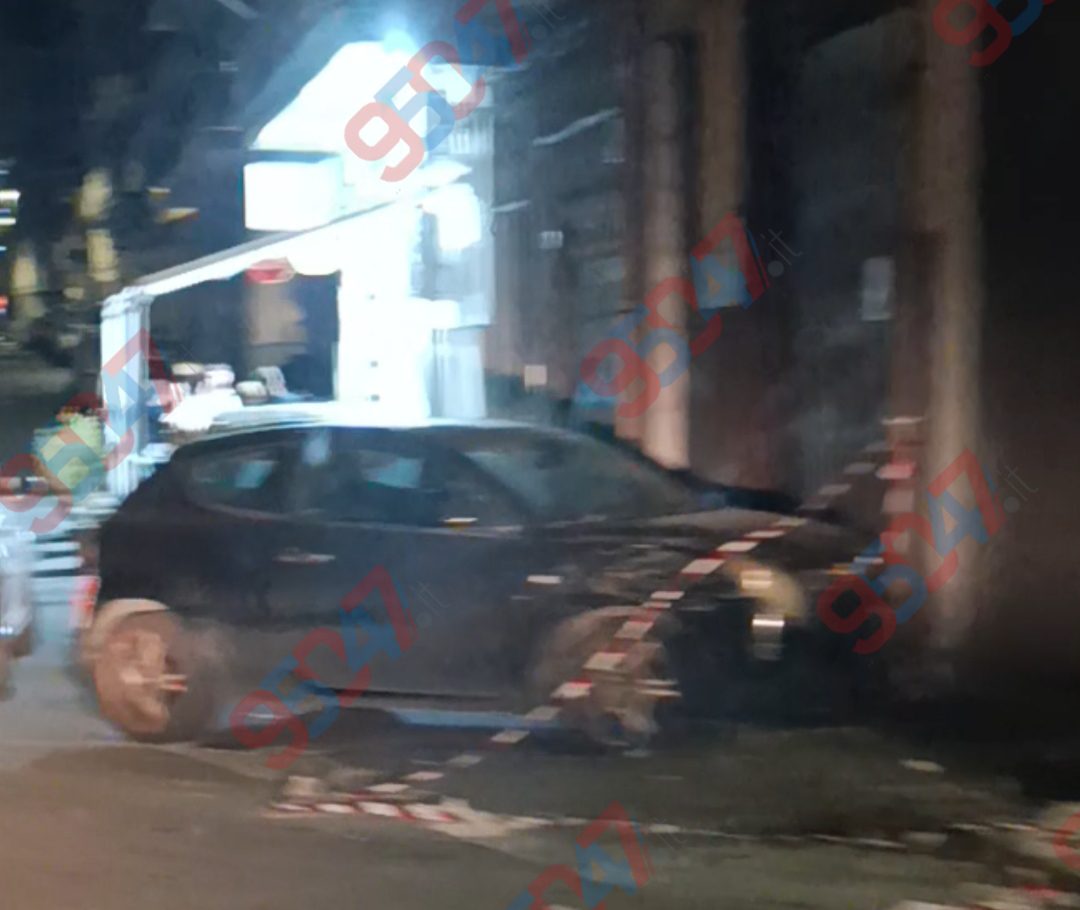 PATERNÒ, AUTO INCIDENTATA DA GIORNI IN VIA TENENTE CUNSOLO: COLPITO ANCHE UN GARAGE, MISTERO SULLA DINAMICA