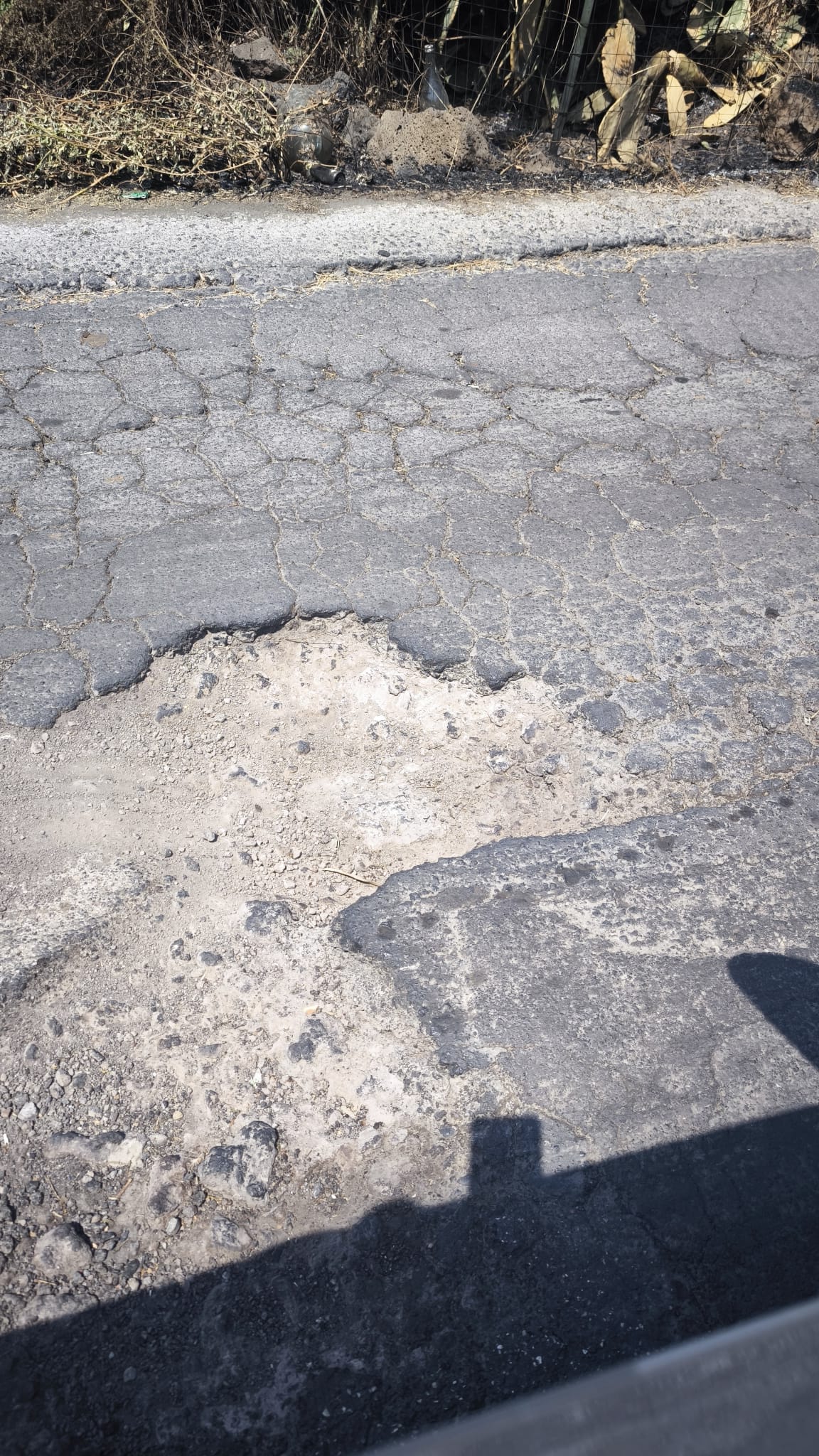 TORNA L’ALLARME BUCHE SULLA “SALITA DELLE TRE CASE”: PERICOLO LUNGO VIA SCALA VECCHIA TRA PATERNÒ E BELPASSO