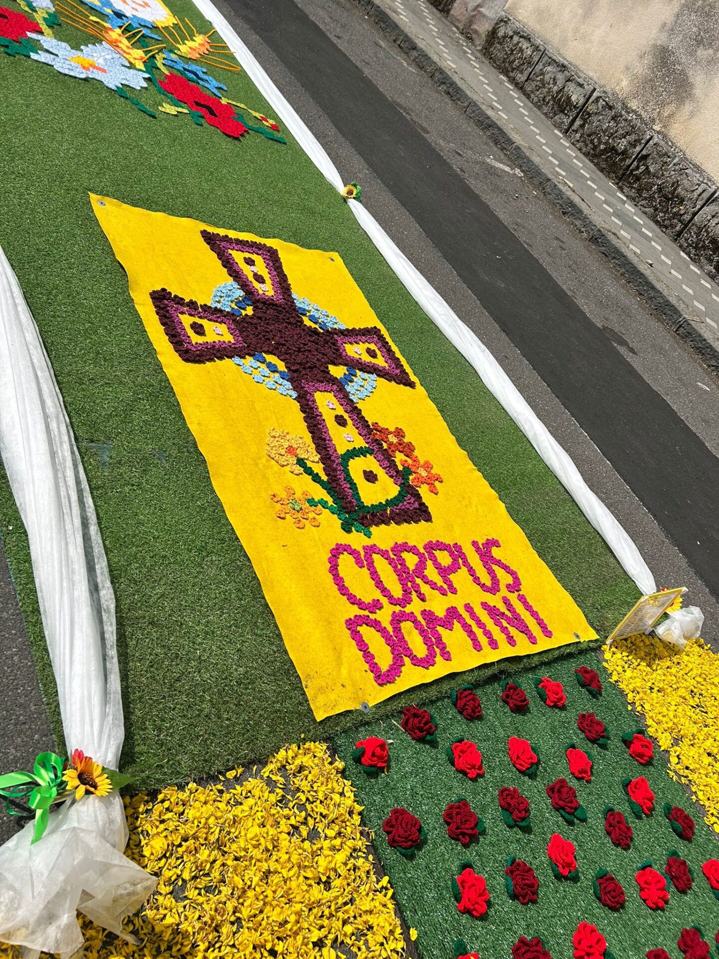 GRANDE SUCCESSO PER L’ESPOSIZIONE ALL’UNCINETTO DELLE DONNE DI RAGALNA: OGGI L’ULTIMO GIORNO PER VISITARLA