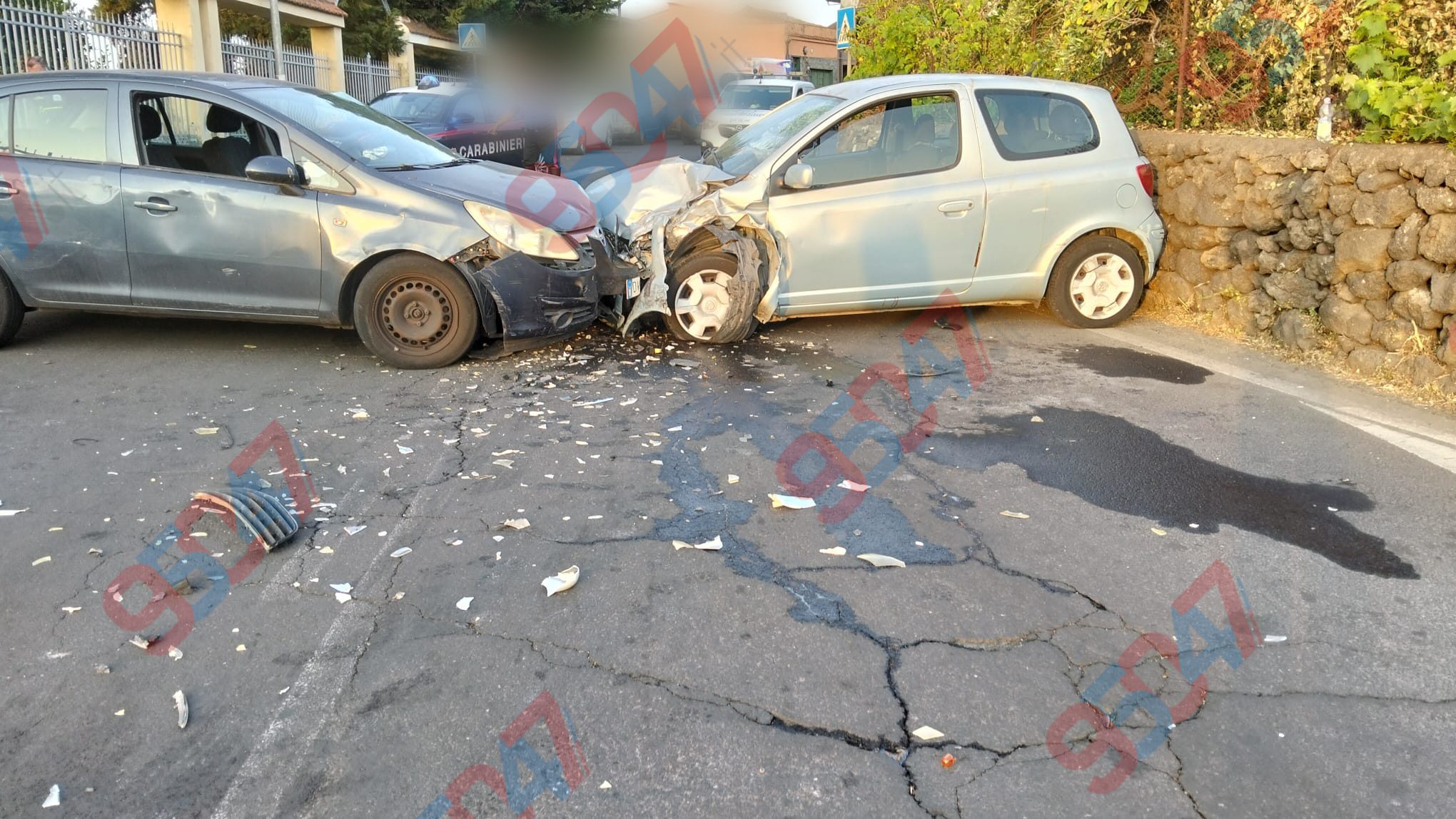 Grave incidente a Tremestieri Etneo: scontro frontale tra due auto in via Roma
