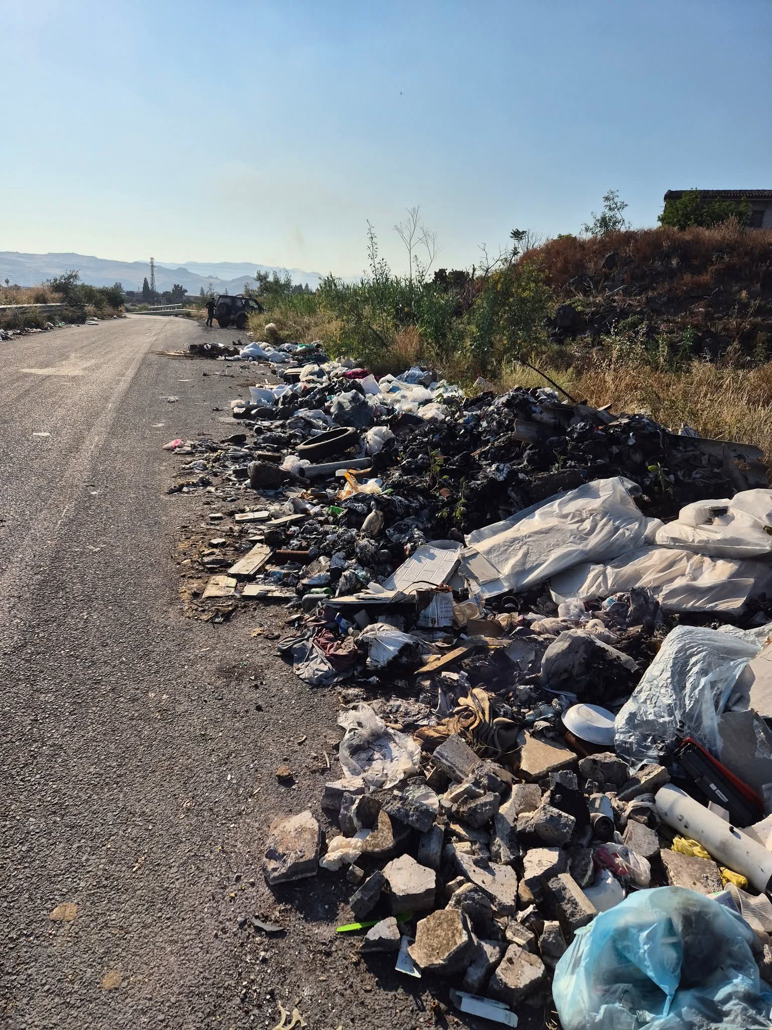 PATERNO'. Discarica abusiva a cielo aperto in contrada Sella Grande: l’appello dei residenti alle autorità