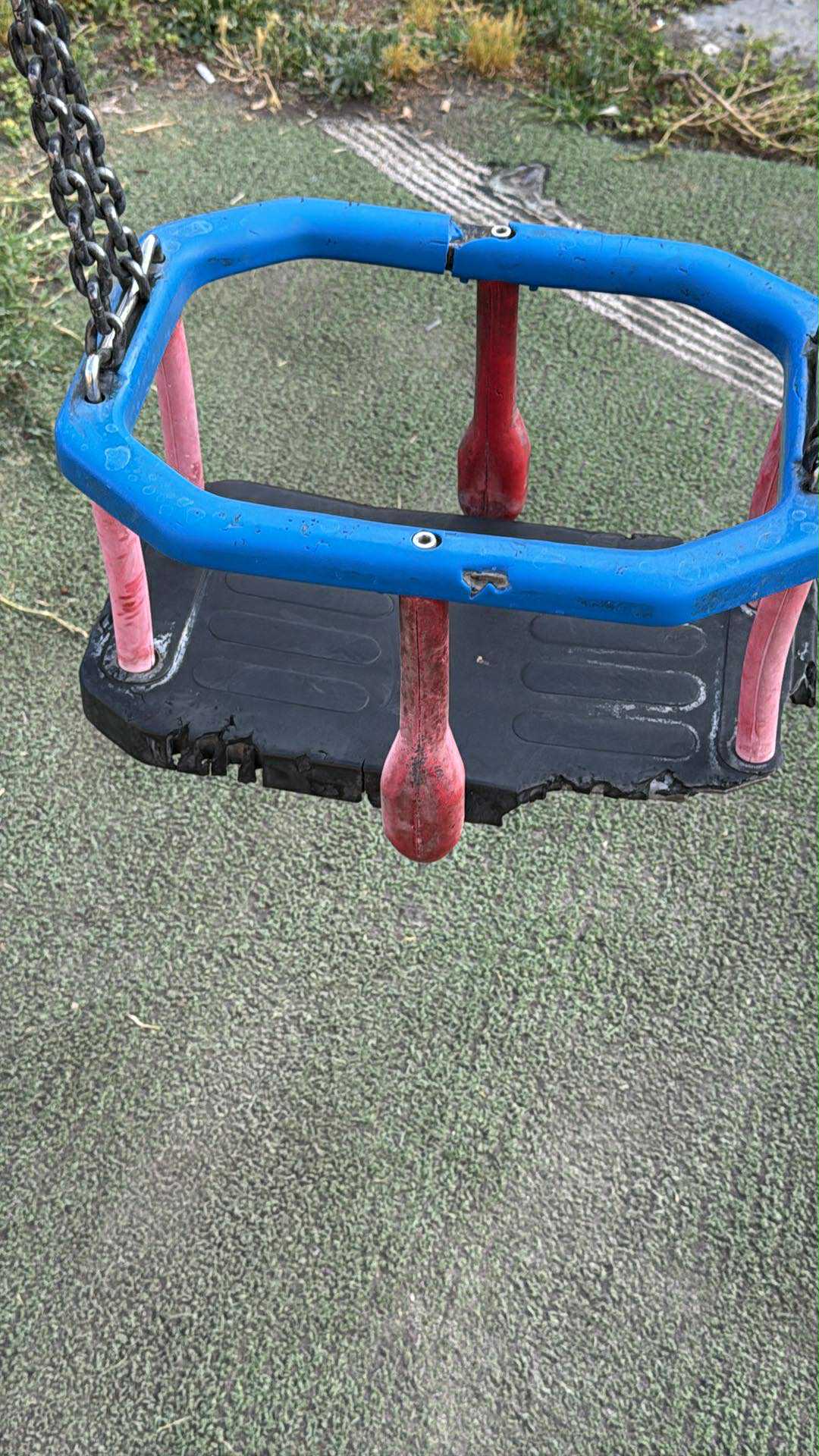 SEGNALAZIONE DEI GENITORI: PATERNÒ, EMERGENZA SICUREZZA AL PARCO GIOCHI DI VIALE DEI PLATANI