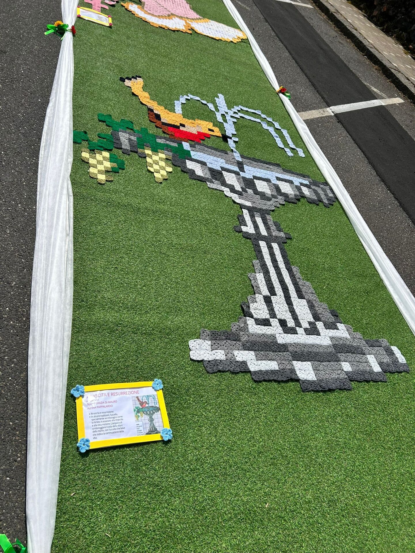 GRANDE SUCCESSO PER L’ESPOSIZIONE ALL’UNCINETTO DELLE DONNE DI RAGALNA: OGGI L’ULTIMO GIORNO PER VISITARLA