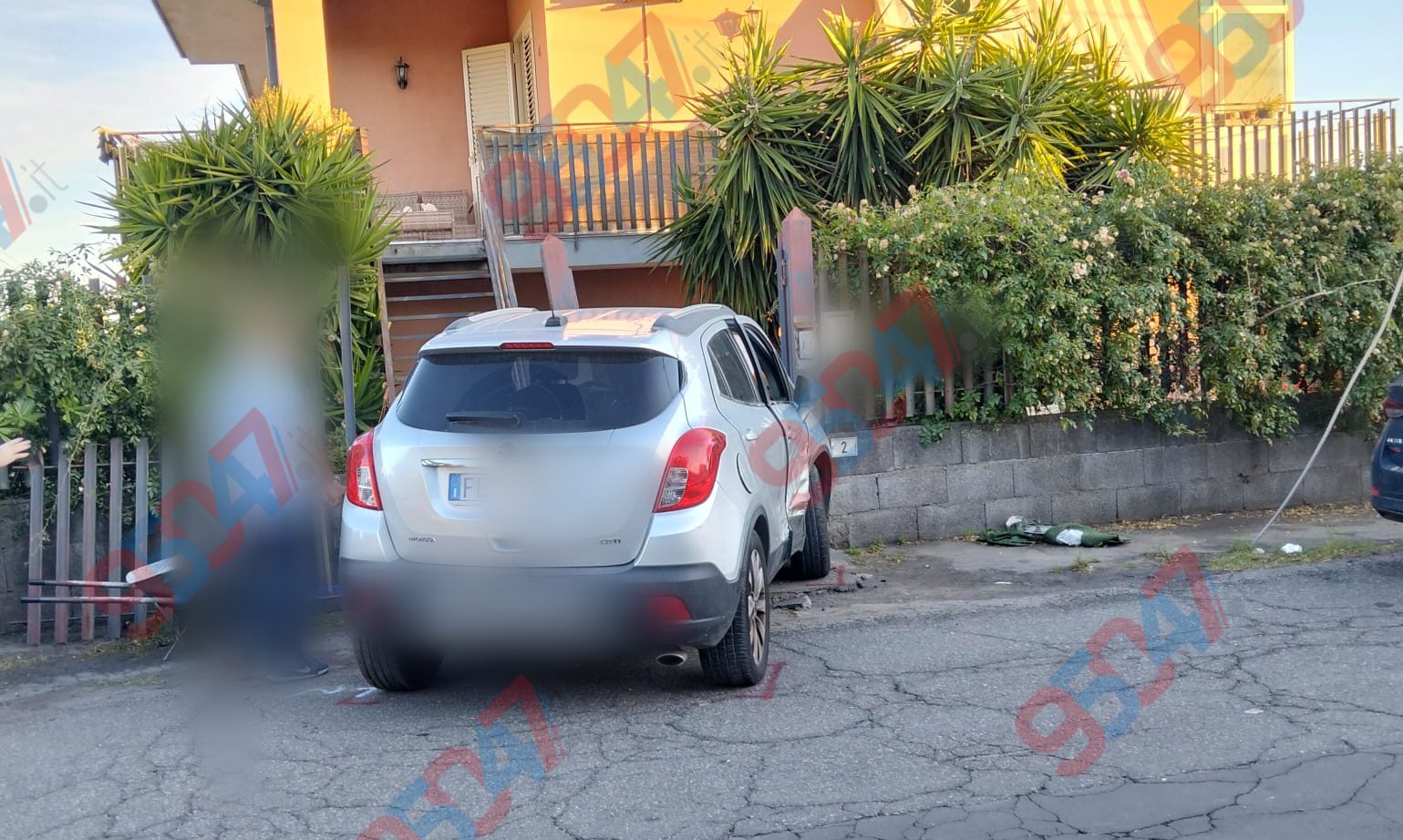 Scontro tra due auto a Mascalucia: una finisce contro un’abitazione, due feriti