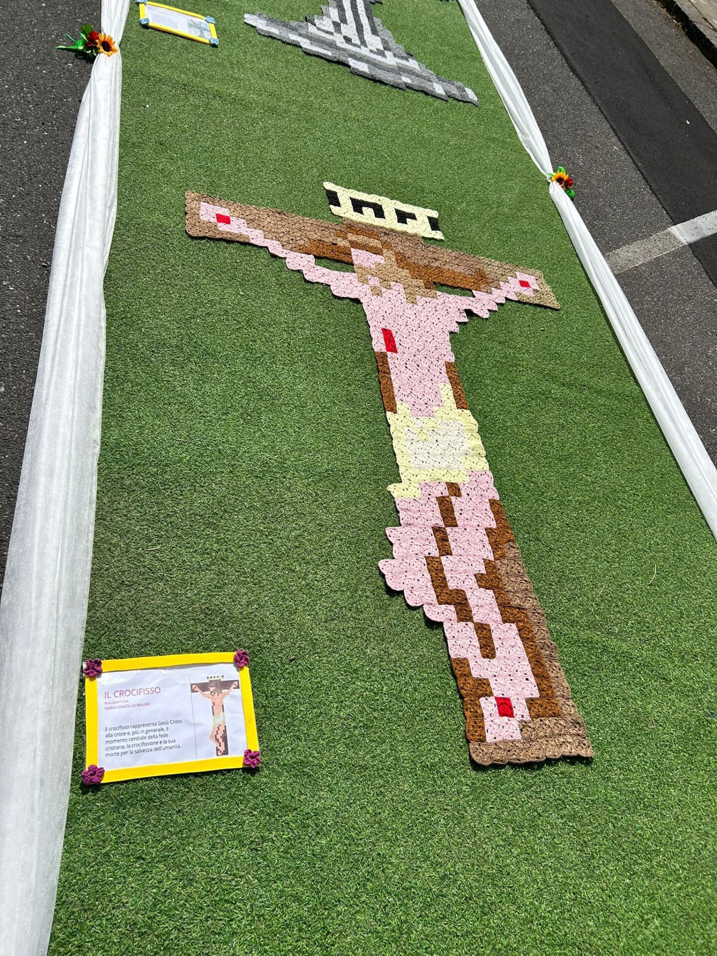 FINO A DOMANI A RAGALNA L’ESPOSIZIONE “UN FILO CHE UNISCE”: 22.000 TASSELLI ALL’UNCINETTO PER CELEBRARE IL CORPUS DOMINI