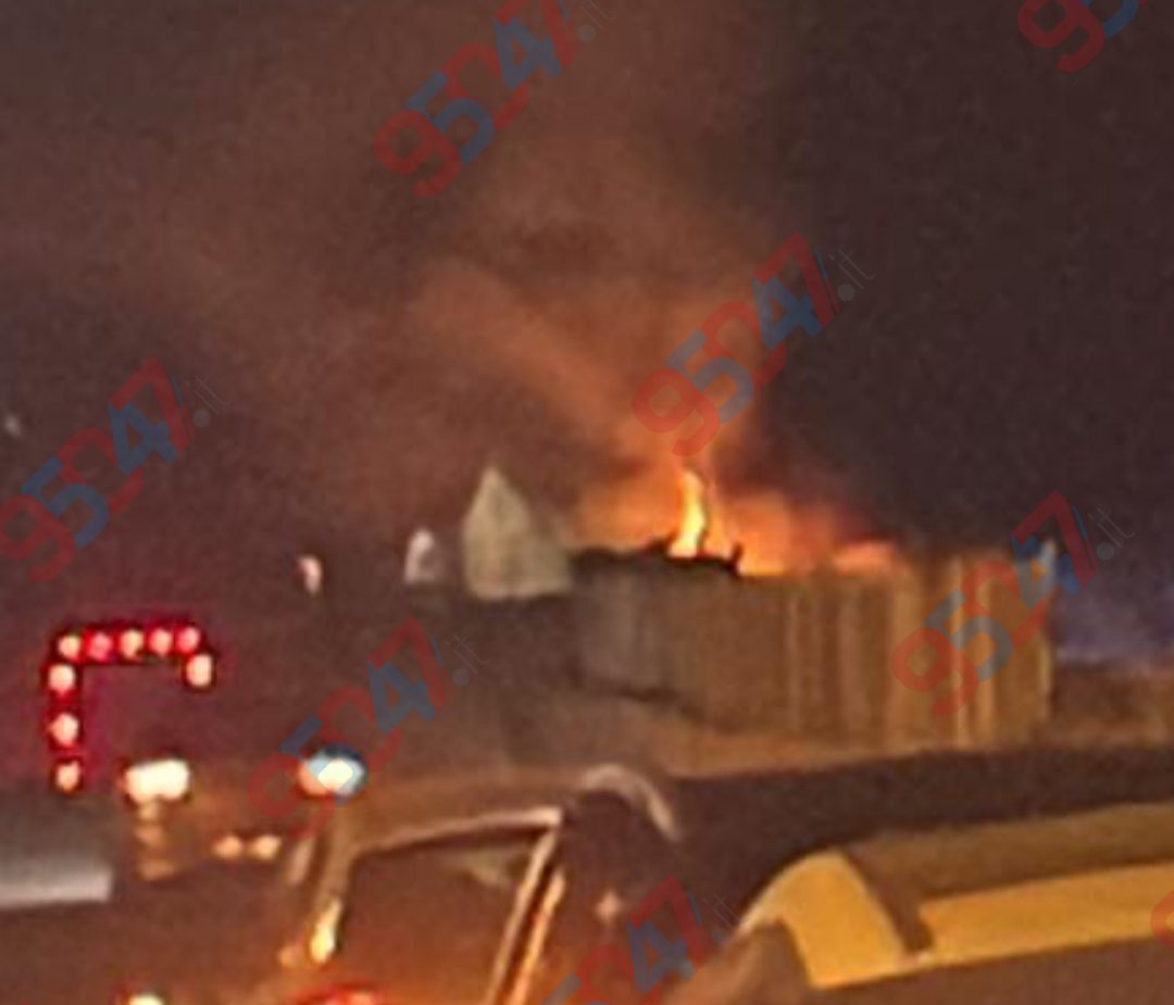 INCENDIO NEL TERRENO DI FRONTE A ETNAPOLIS: FIAMME ALTE E INTERVENTO DEI VIGILI DEL FUOCO