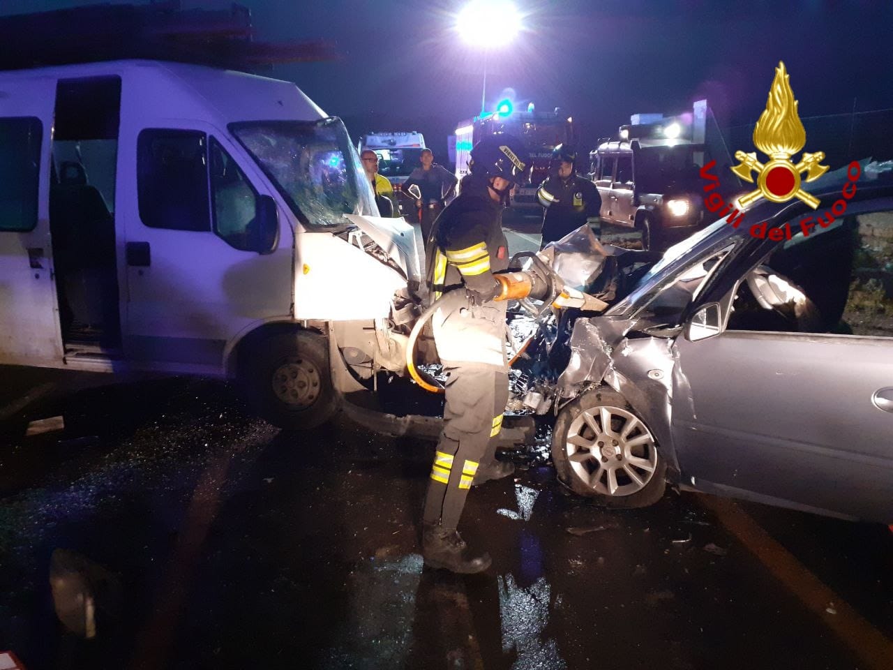 GRAVE INCIDENTE STRADALE ALL’ALBA A PALAGONIA: OTTO FERITI NELLO SCONTRO TRA UN’AUTO E UN FURGONE DI BRACCIANTI AGRICOLI