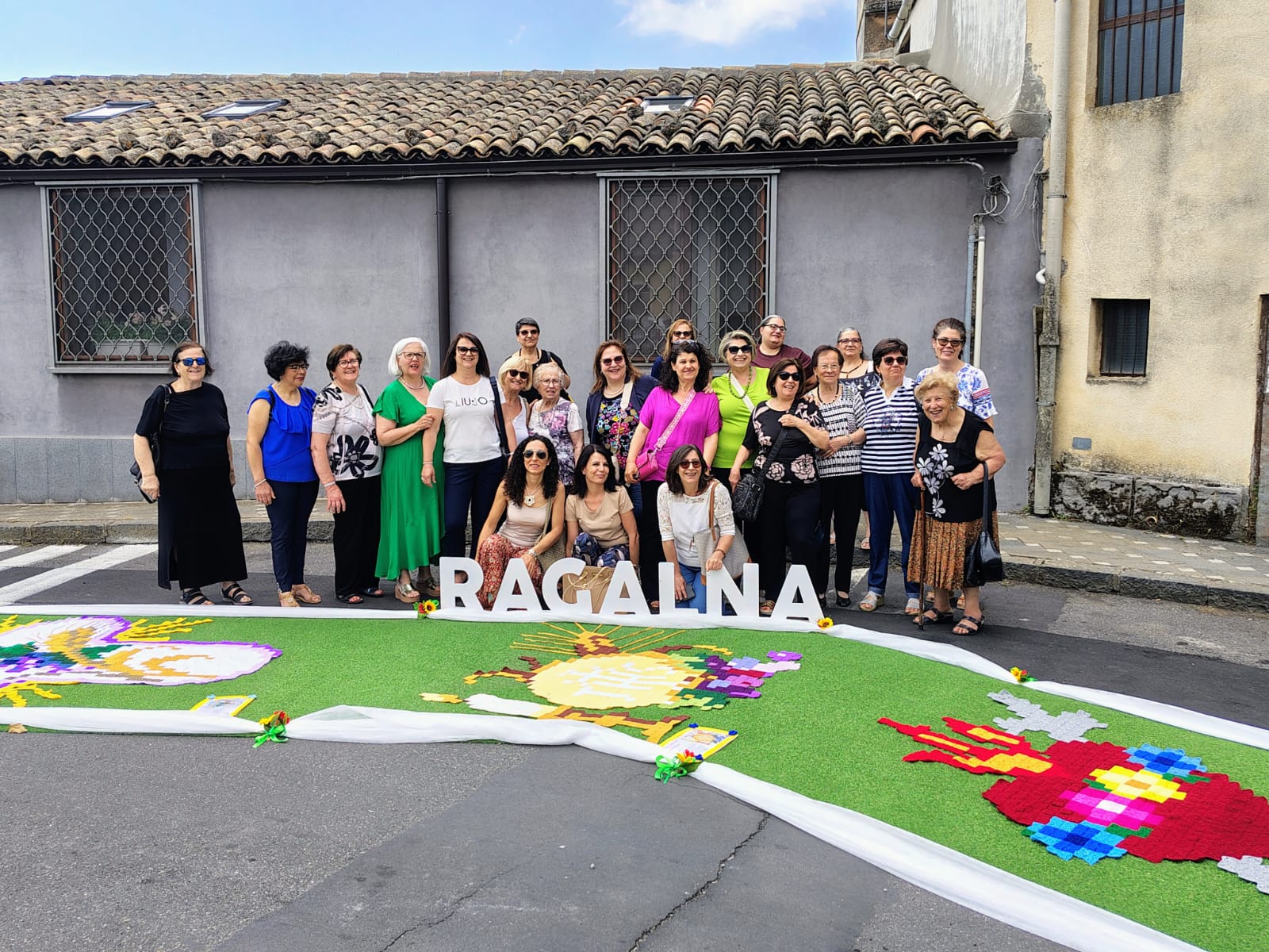 FINO A DOMANI A RAGALNA L’ESPOSIZIONE “UN FILO CHE UNISCE”: 22.000 TASSELLI ALL’UNCINETTO PER CELEBRARE IL CORPUS DOMINI