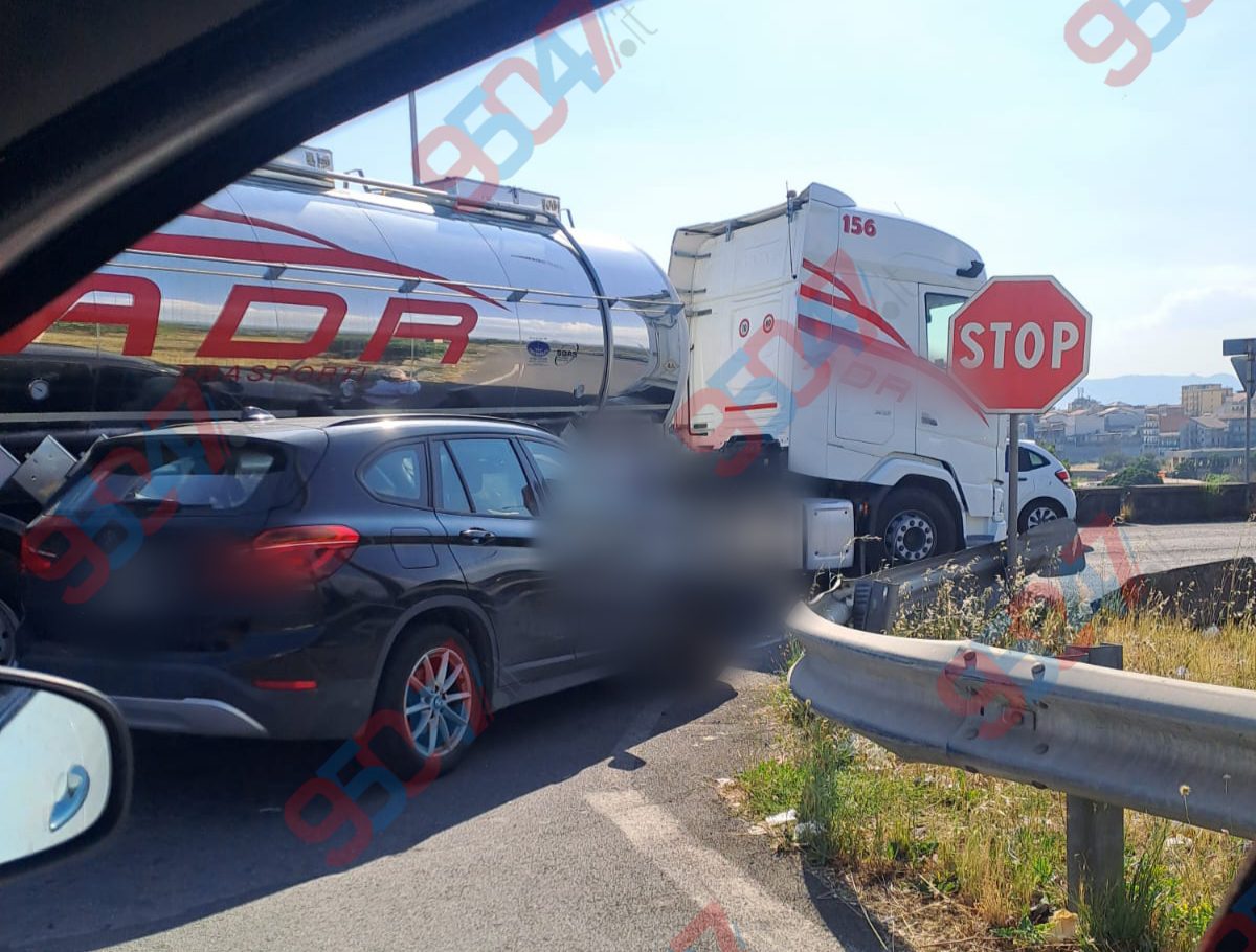Paternò, pomeriggio movimentato: auto in fiamme e incidente con tir nel giro di pochi minuti
