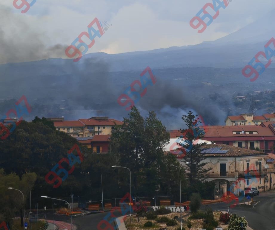 Scala Vecchia ieri, Mezzaluna oggi: continua l’ondata di incendi a Paternò