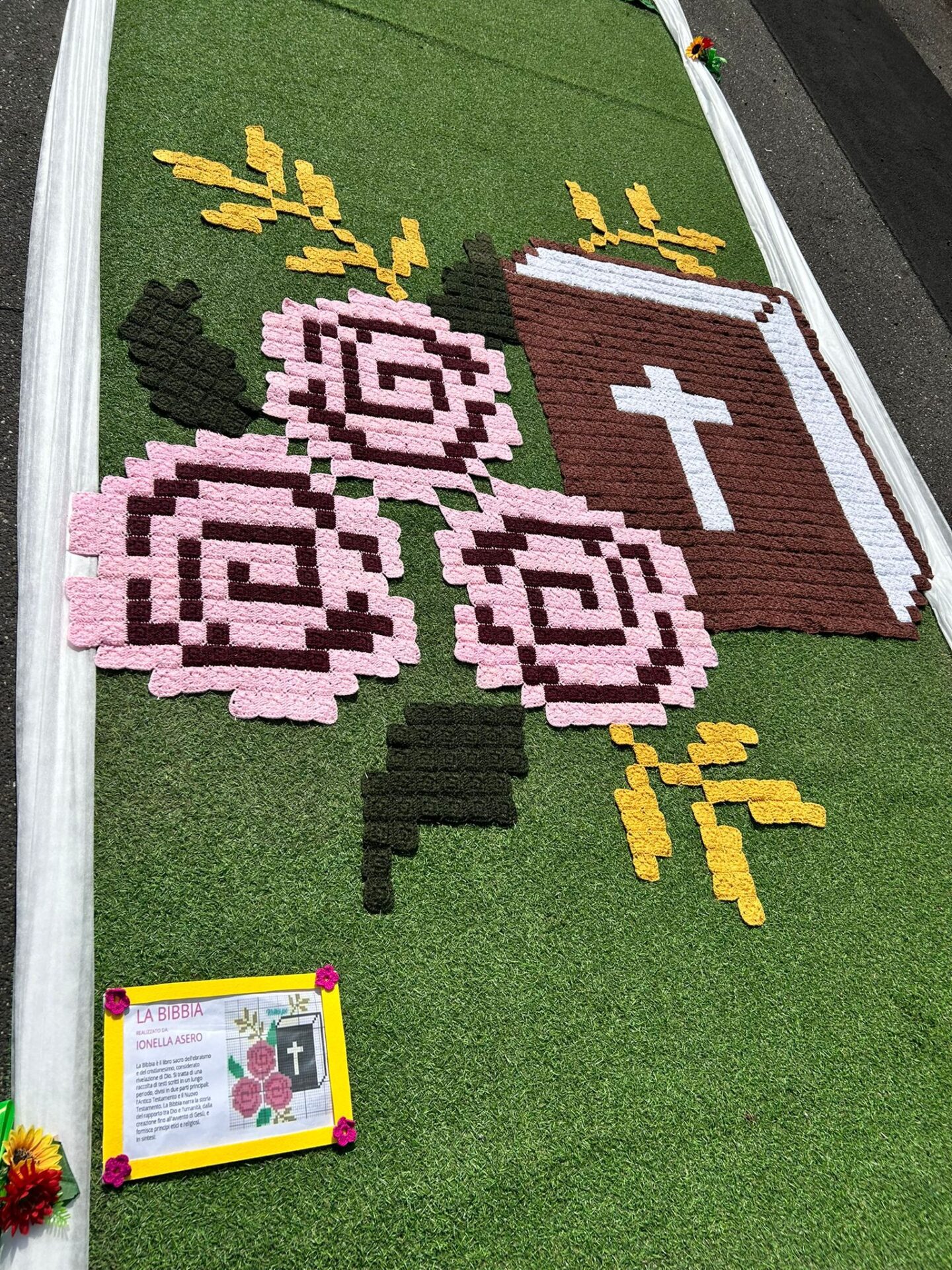 GRANDE SUCCESSO PER L’ESPOSIZIONE ALL’UNCINETTO DELLE DONNE DI RAGALNA: OGGI L’ULTIMO GIORNO PER VISITARLA