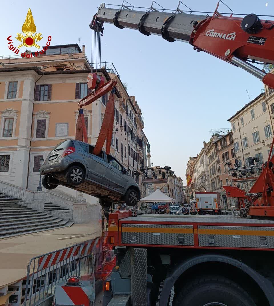 FOLLIA A ROMA: 81ENNE SCENDE LA SCALINATA DI TRINITÀ DEI MONTI CON L’AUTO