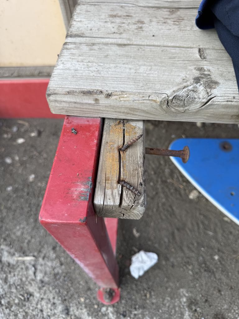 SEGNALAZIONE DEI GENITORI: PATERNÒ, EMERGENZA SICUREZZA AL PARCO GIOCHI DI VIALE DEI PLATANI