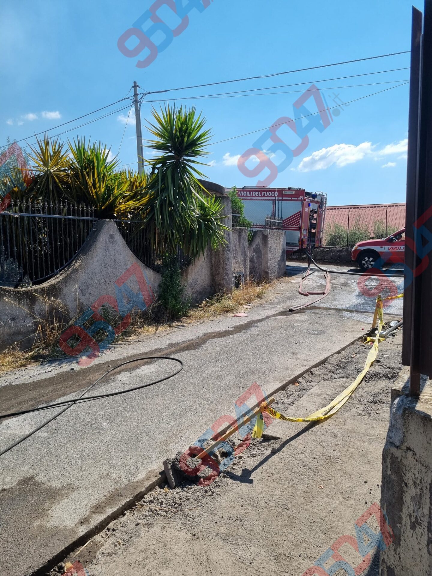 BELPASSO . INCENDIO IN UNA VILLETTA A PALAZZOLO: PROVVIDENZIALE L’INTERVENTO DEI VIGILI DEL FUOCO