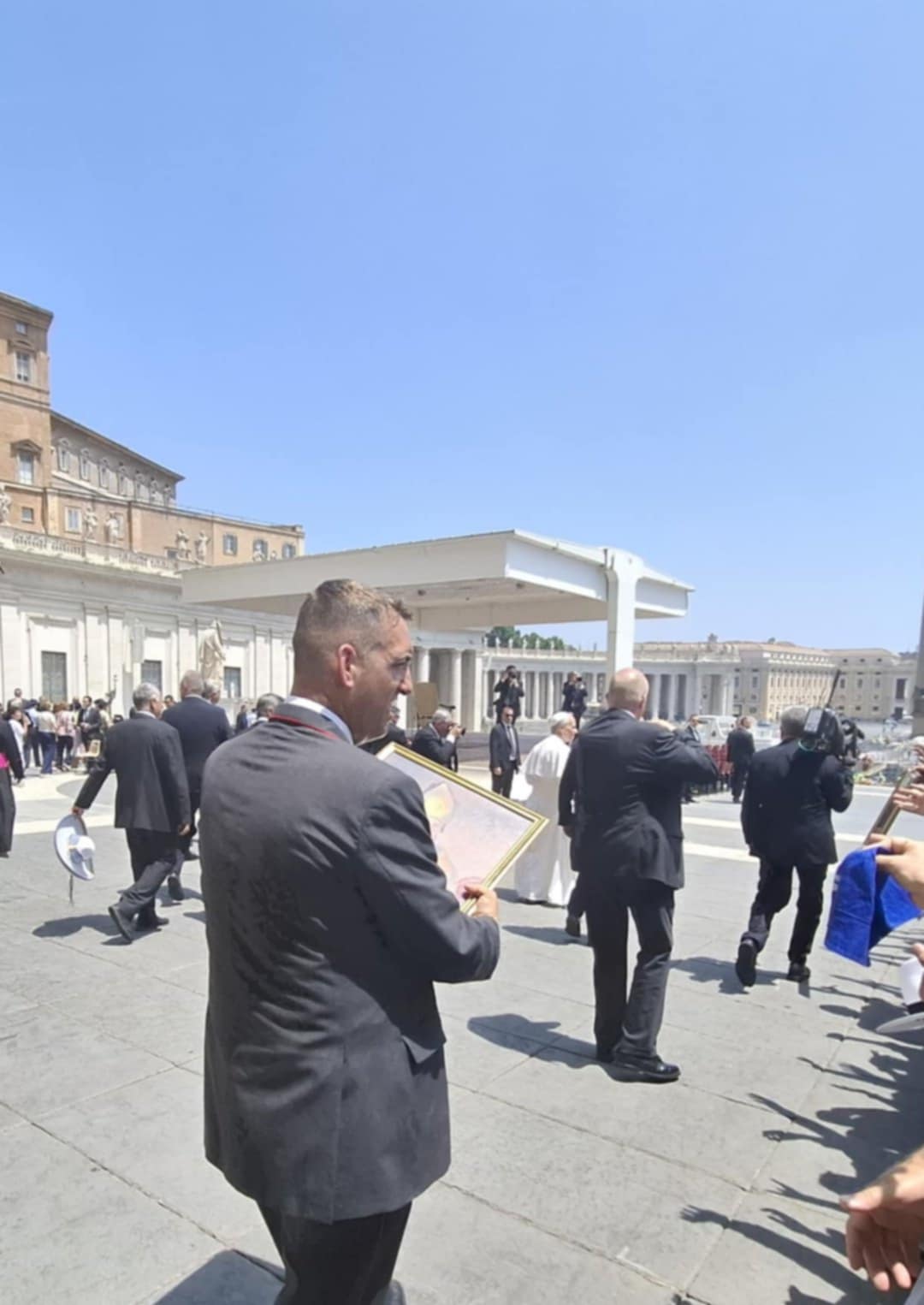 ORGOGLIO PATERNESE IN VATICANO E A ROMA: ALESSANDRO FORTE DONA UN QUADRO AL PAPA, IN MOSTRA ANCHE UN’OPERA FIRMATA FLAVIA PITTALÀ