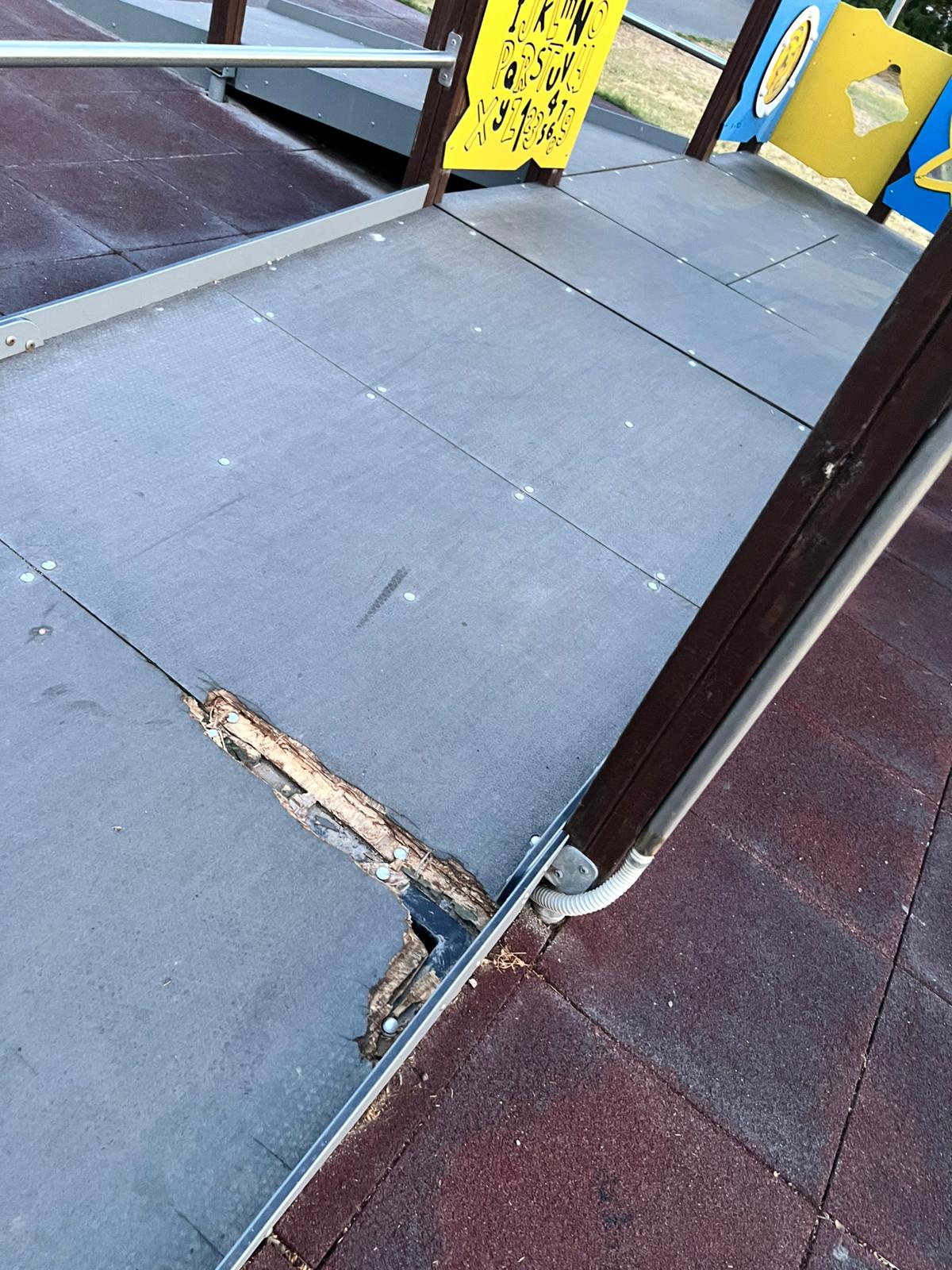 “Il Parco del Sole è una schifezza”: la segnalazione di un cittadino denuncia il degrado dell’area giochi a Paternò