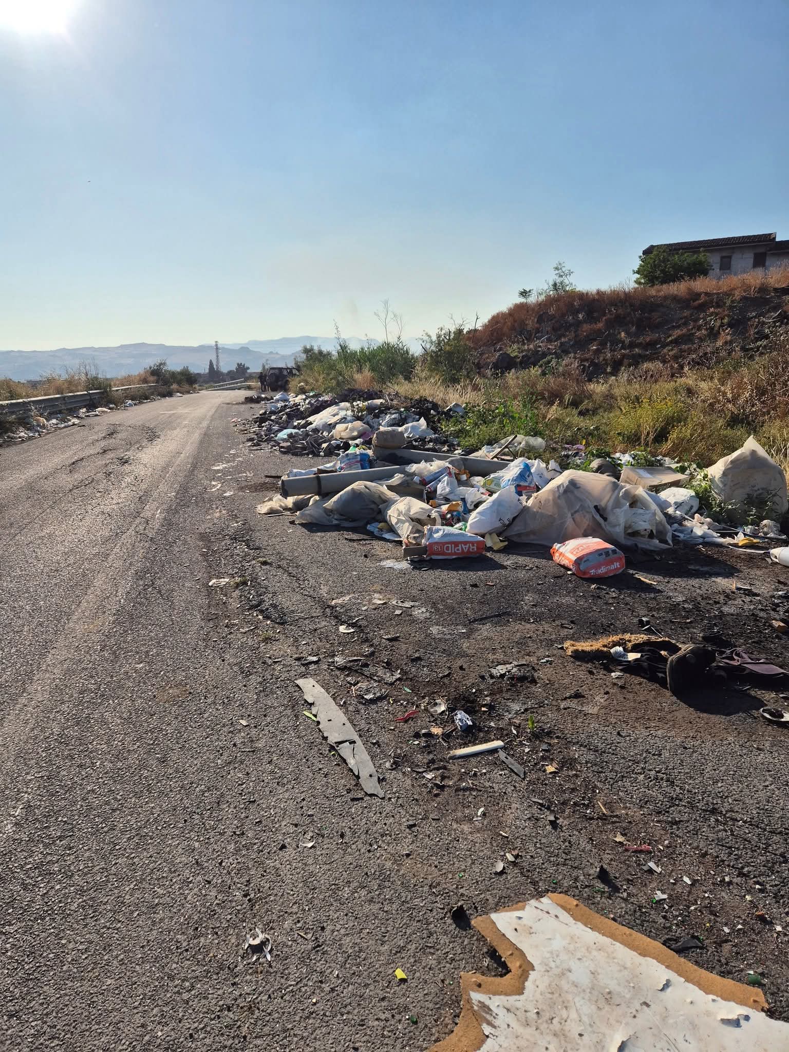 PATERNO'. Discarica abusiva a cielo aperto in contrada Sella Grande: l’appello dei residenti alle autorità