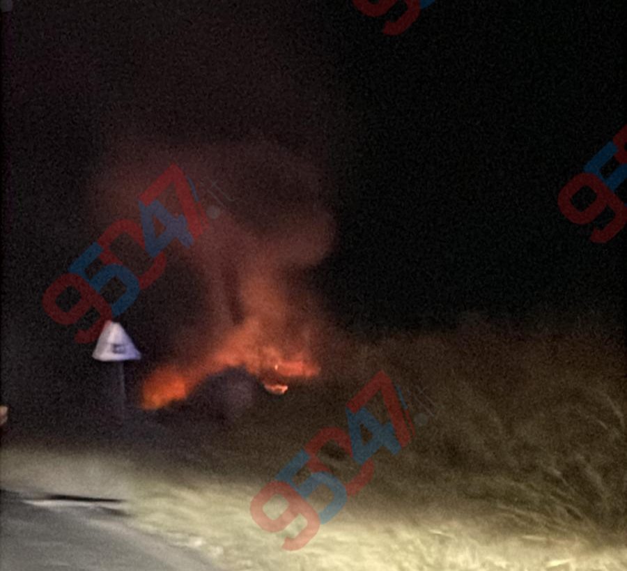 INCENDIO NEL TERRENO DI FRONTE A ETNAPOLIS: FIAMME ALTE E INTERVENTO DEI VIGILI DEL FUOCO