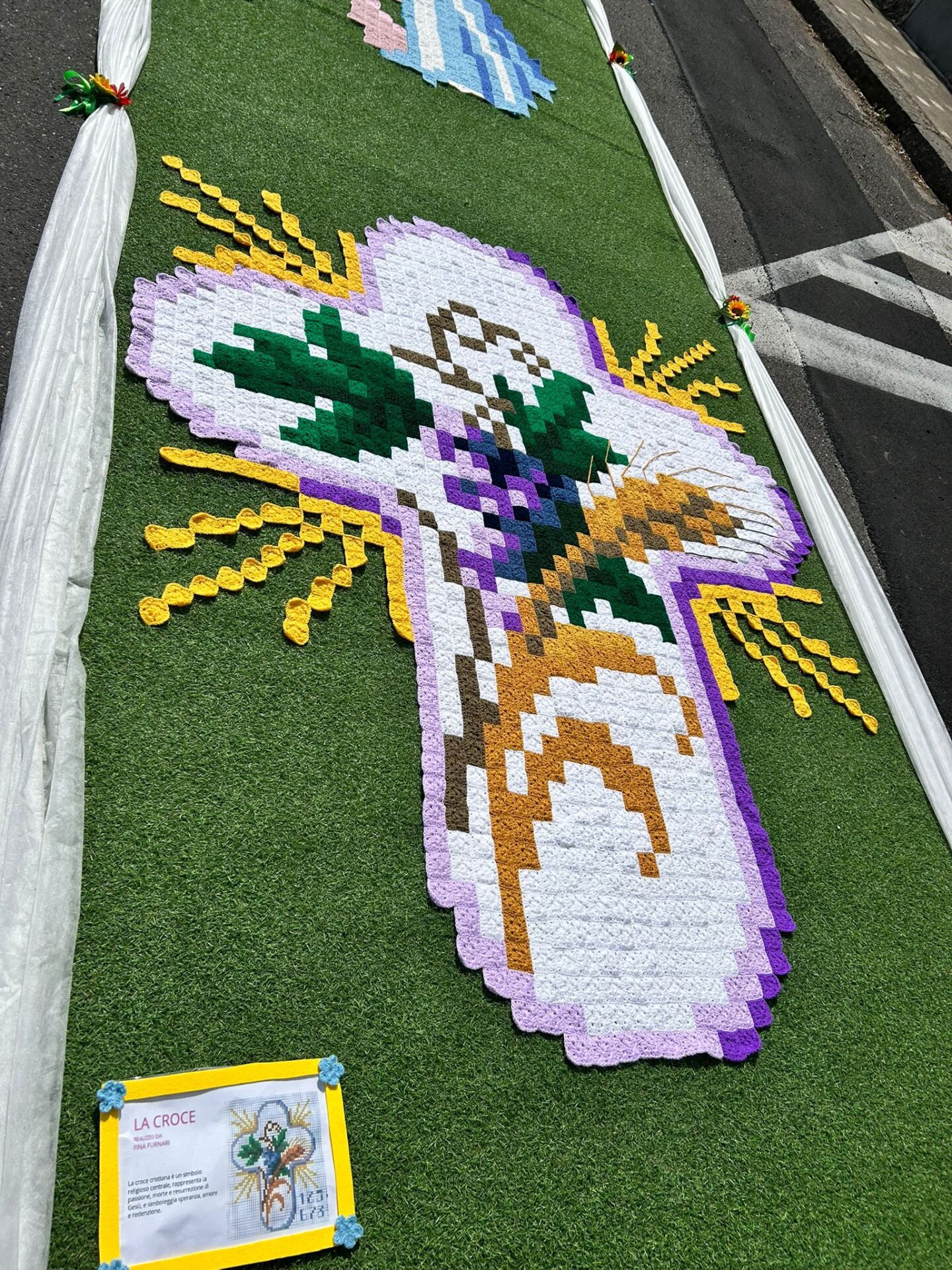 GRANDE SUCCESSO PER L’ESPOSIZIONE ALL’UNCINETTO DELLE DONNE DI RAGALNA: OGGI L’ULTIMO GIORNO PER VISITARLA