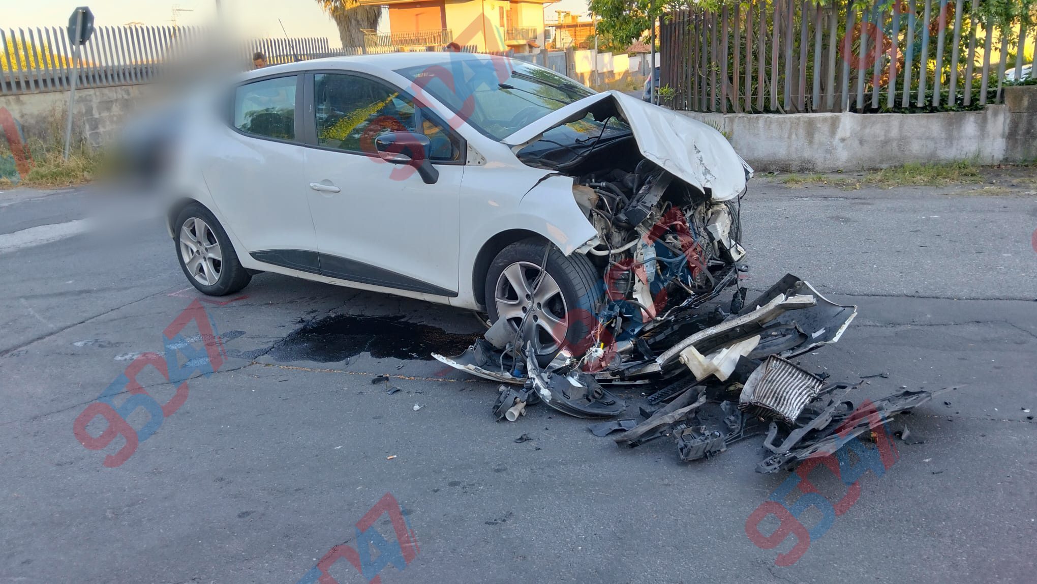 Scontro tra due auto a Mascalucia: una finisce contro un’abitazione, due feriti
