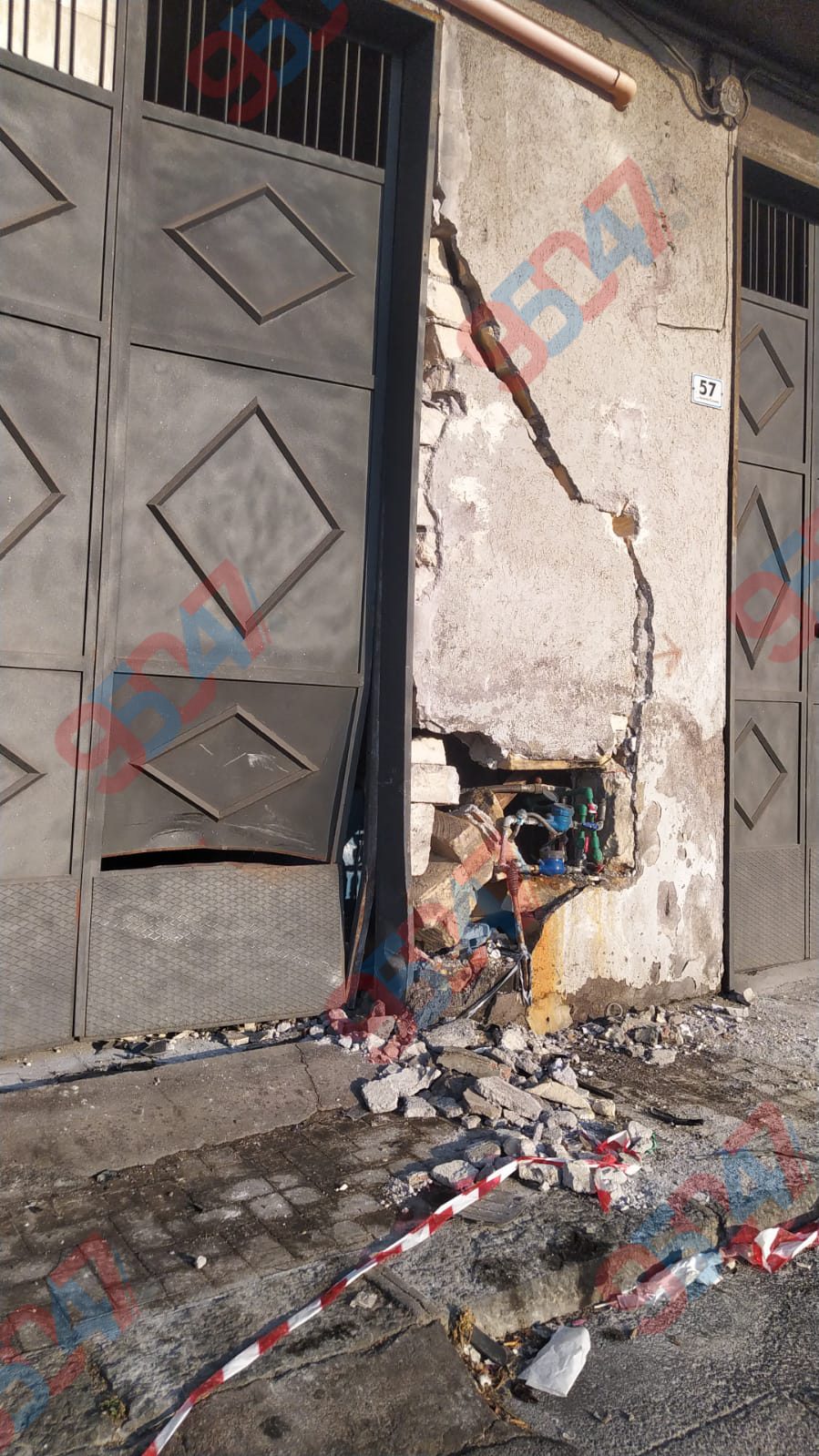 PATERNÒ, AUTO INCIDENTATA DA GIORNI IN VIA TENENTE CUNSOLO: COLPITO ANCHE UN GARAGE, MISTERO SULLA DINAMICA