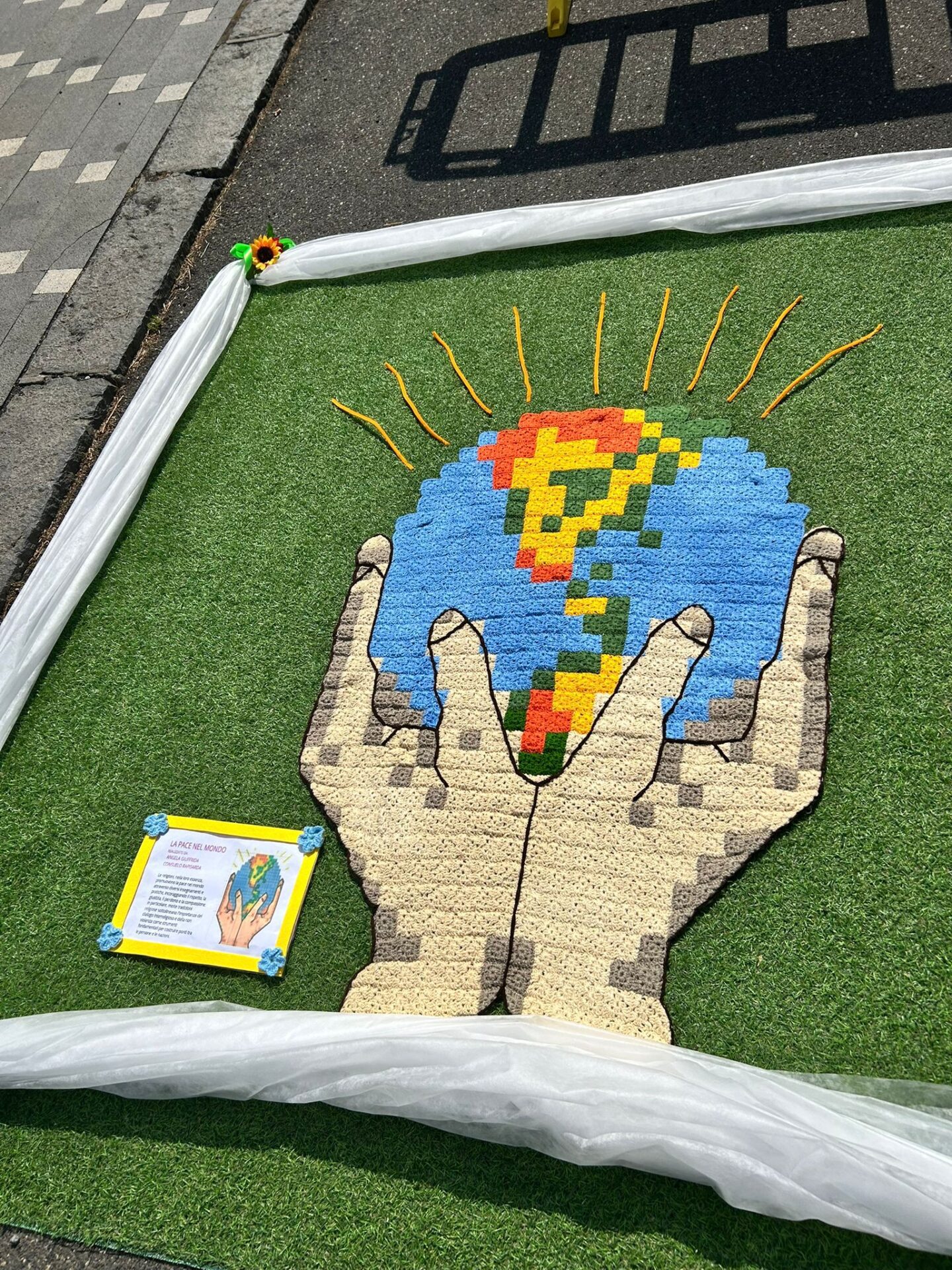 FINO A DOMANI A RAGALNA L’ESPOSIZIONE “UN FILO CHE UNISCE”: 22.000 TASSELLI ALL’UNCINETTO PER CELEBRARE IL CORPUS DOMINI