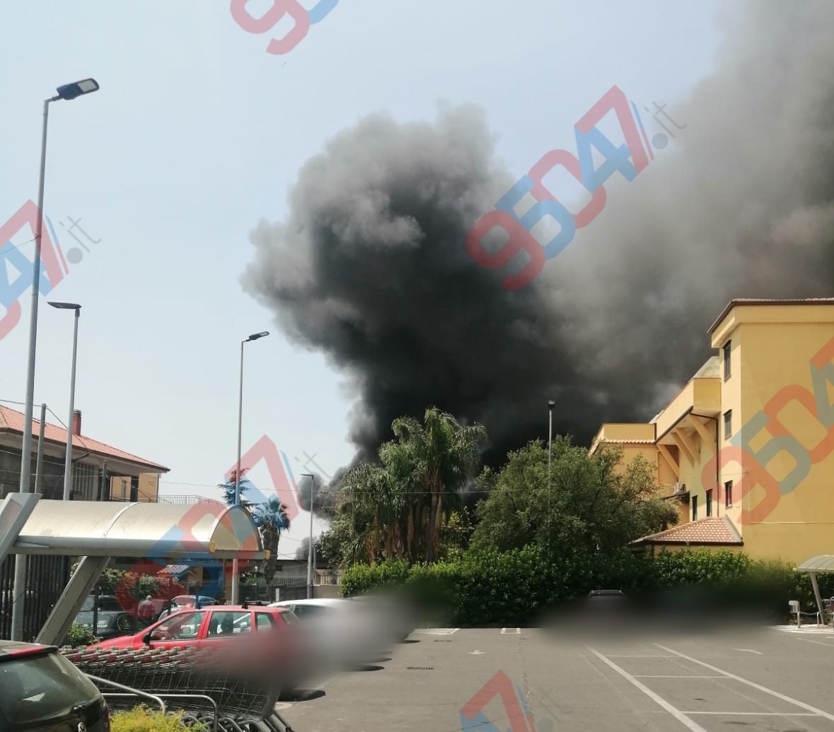 Biancavilla, incendio in zona agricola: densa coltre di fumo nero visibile a distanza
