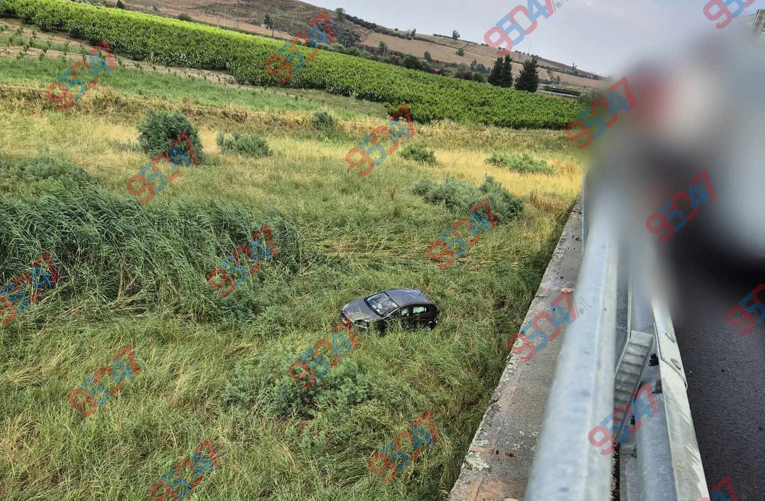 SCONTRO TRA DUE AUTO SULLA PALERMO-CATANIA: UNA VOLA GIÙ DAL VIADOTTO, TRE FERITI
