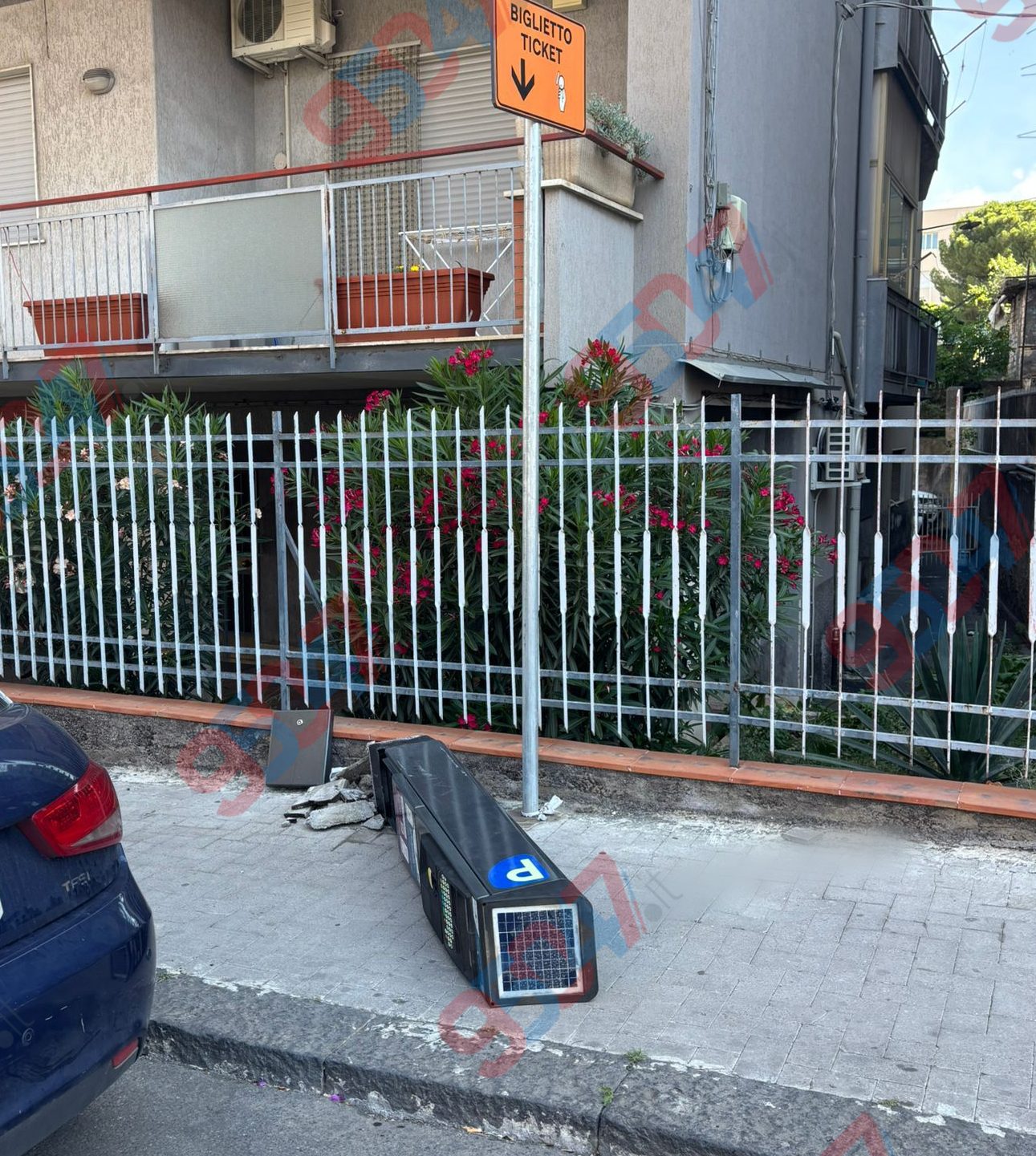 PATERNO'. STRISCE BLU SOTTO ATTACCO! PARCOMETRO DISTRUTTO NELLA NOTTE