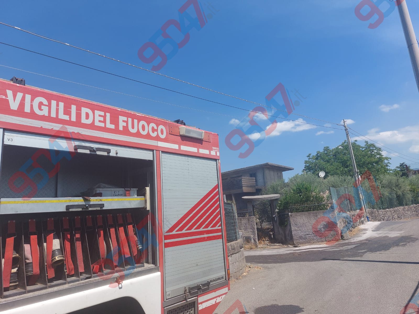 BELPASSO . INCENDIO IN UNA VILLETTA A PALAZZOLO: PROVVIDENZIALE L’INTERVENTO DEI VIGILI DEL FUOCO