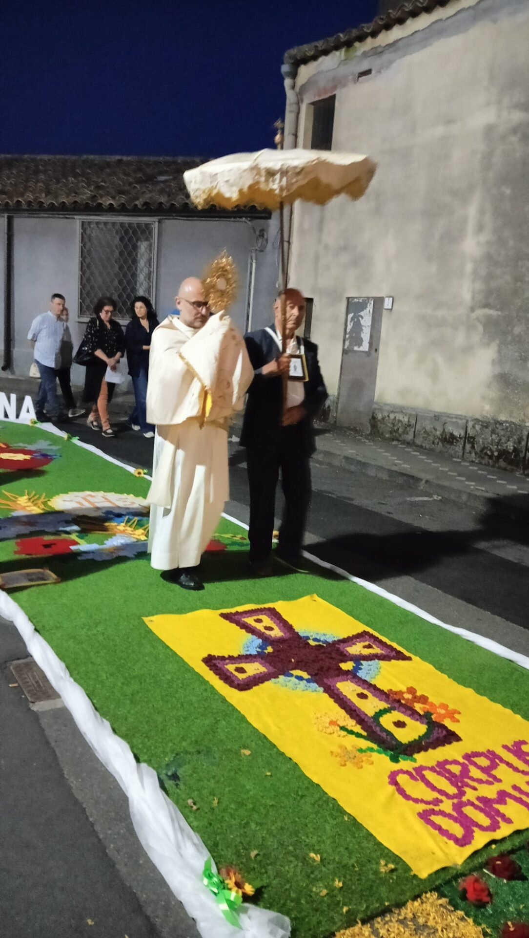 Un trionfo di colori e devozione: successo per la manifestazione del Corpus Domini a Ragalna