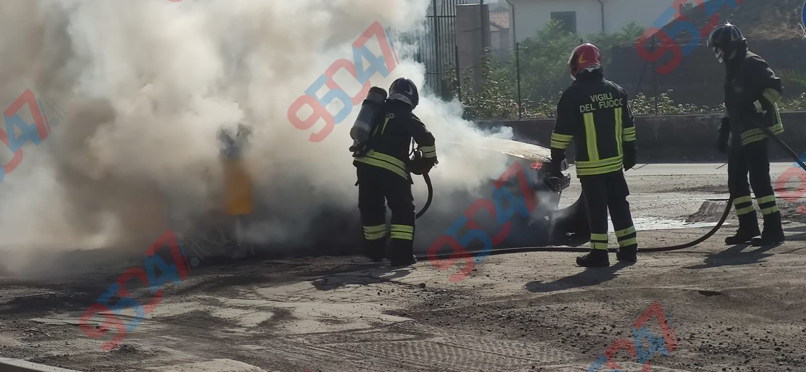 Paternò, pomeriggio movimentato: auto in fiamme e incidente con tir nel giro di pochi minuti