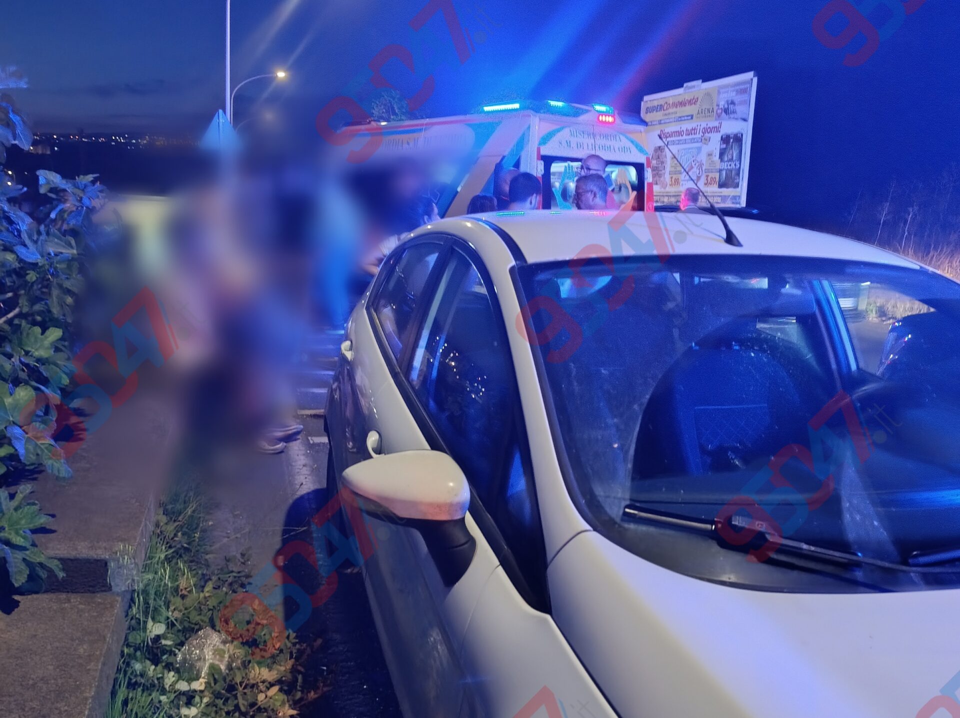 INCIDENTE A PATERNÒ: SCONTRO TRA SCOOTER E DUE AUTO SUL CORSO ITALIA, FERITO UN GIOVANE