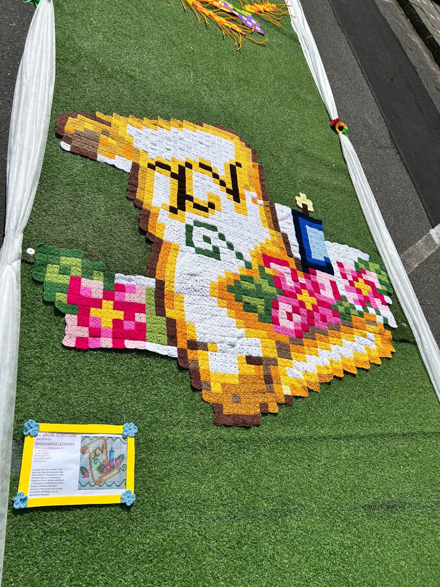 GRANDE SUCCESSO PER L’ESPOSIZIONE ALL’UNCINETTO DELLE DONNE DI RAGALNA: OGGI L’ULTIMO GIORNO PER VISITARLA